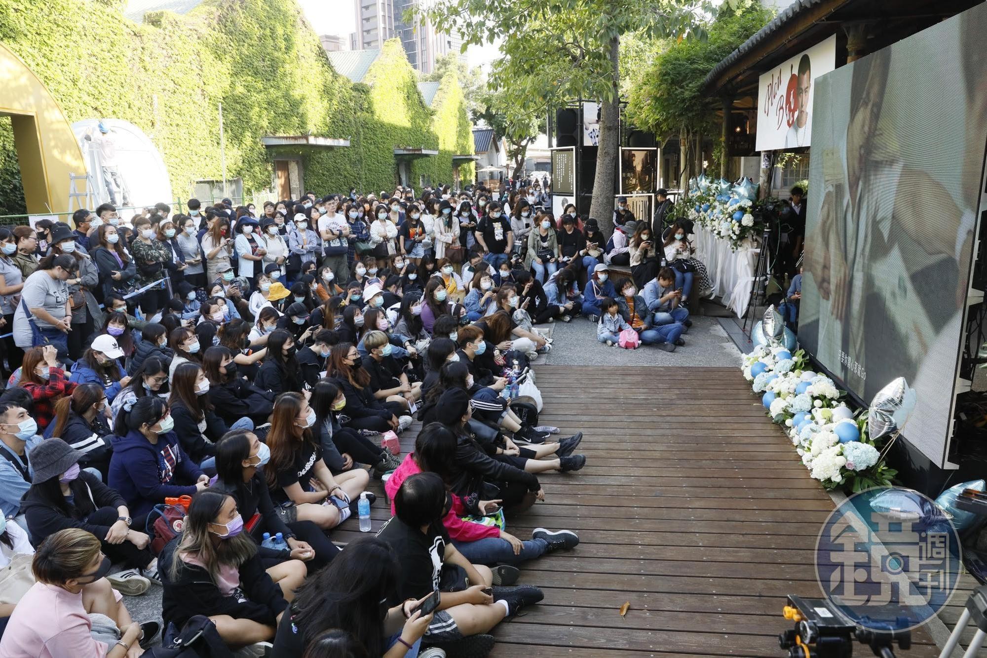 小鬼的追思音樂會湧進數千位粉絲前來，但能進場的不到700位，無法進場的或坐或站看著大螢幕直播。