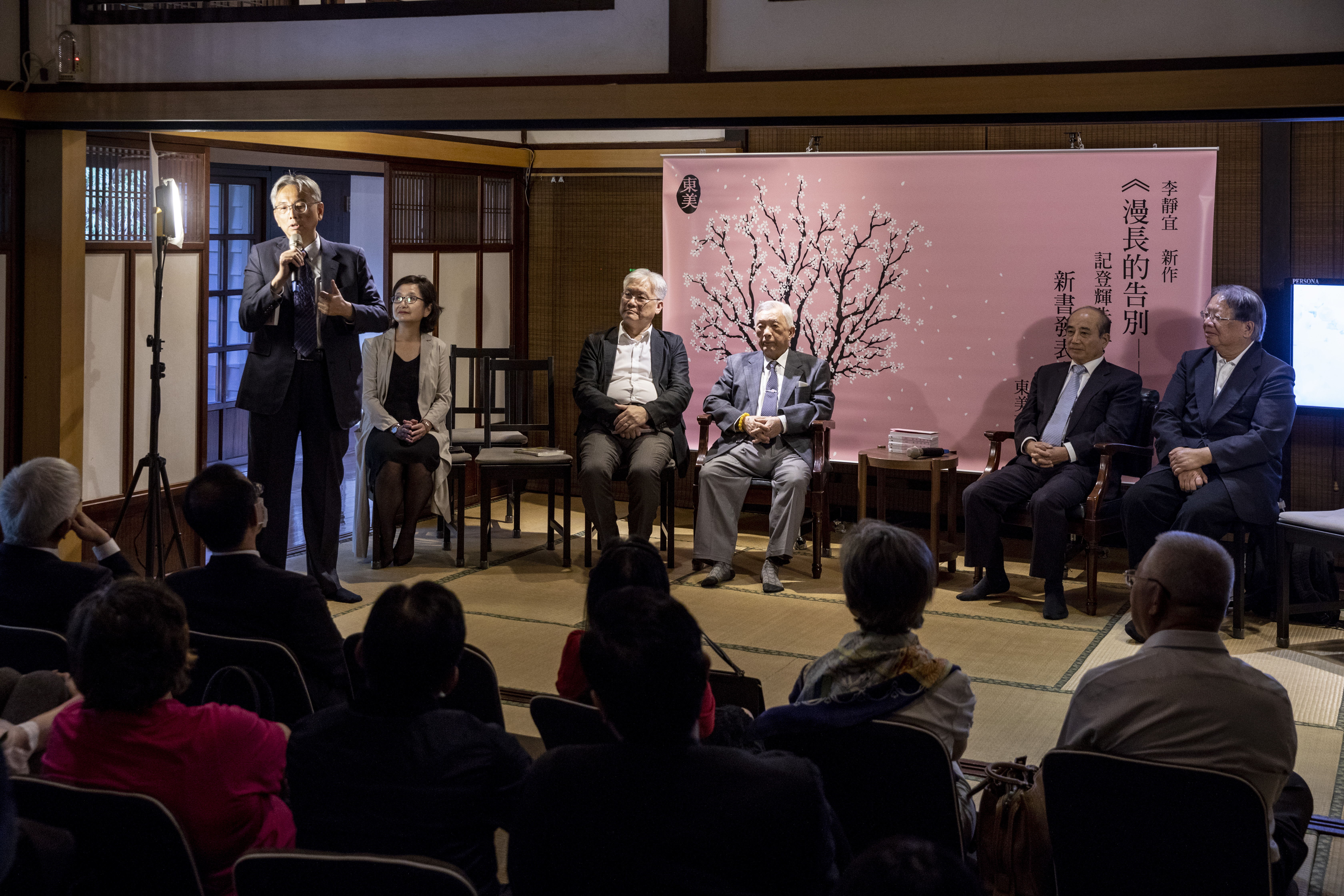 李靜宜（左二）今舉辦新書發表會，前總統府祕書室主任蘇志誠（左一）、（右起）前國安會副祕書長張榮豐、前立法院長王金平、李登輝醫療小組召集人連文彬、前陸委會主委夏立言等昔日同事齊聚一堂。