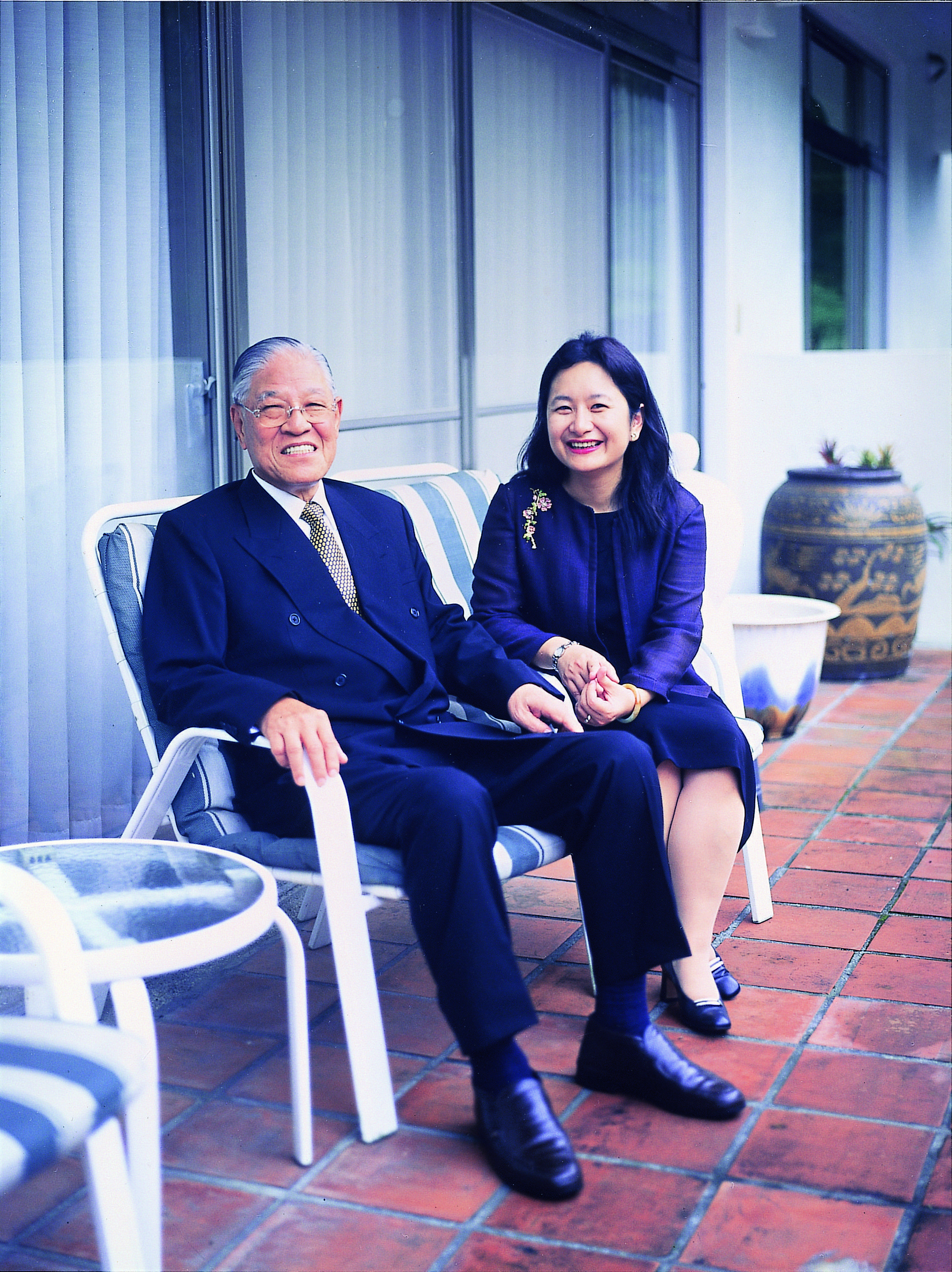 李靜宜向來低調,在新書《漫長的告別 記登輝先生以及其他》中,刊載與李登輝的舊照。(東美出版社提供)