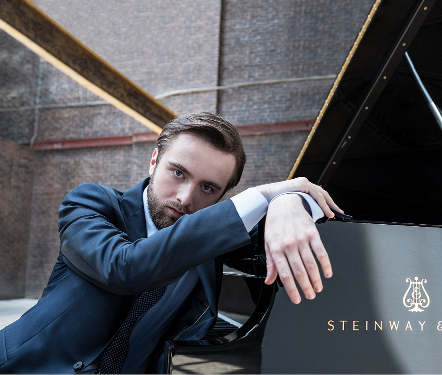 俄鋼琴家丹尼爾‧特里福諾夫(Daniil Trifonov)受牛耳藝術邀請,10月16起在台巡演,今日爆出居家檢疫不滿14天,引發爭議。(牛耳藝術提供)