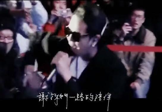 「小鬼」黃鴻升追思音樂會於6日在華山舉行,公司公開他前年在香港演唱會寫給粉絲的一封親筆信。(翻攝自黃鴻升 Alien Huang YouTube)