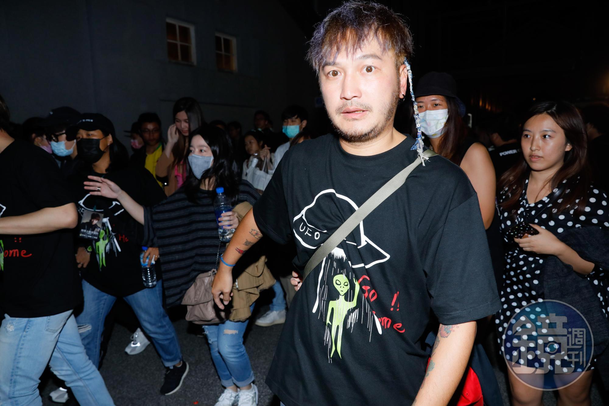 KID離場時情緒終於稍微平靜。
