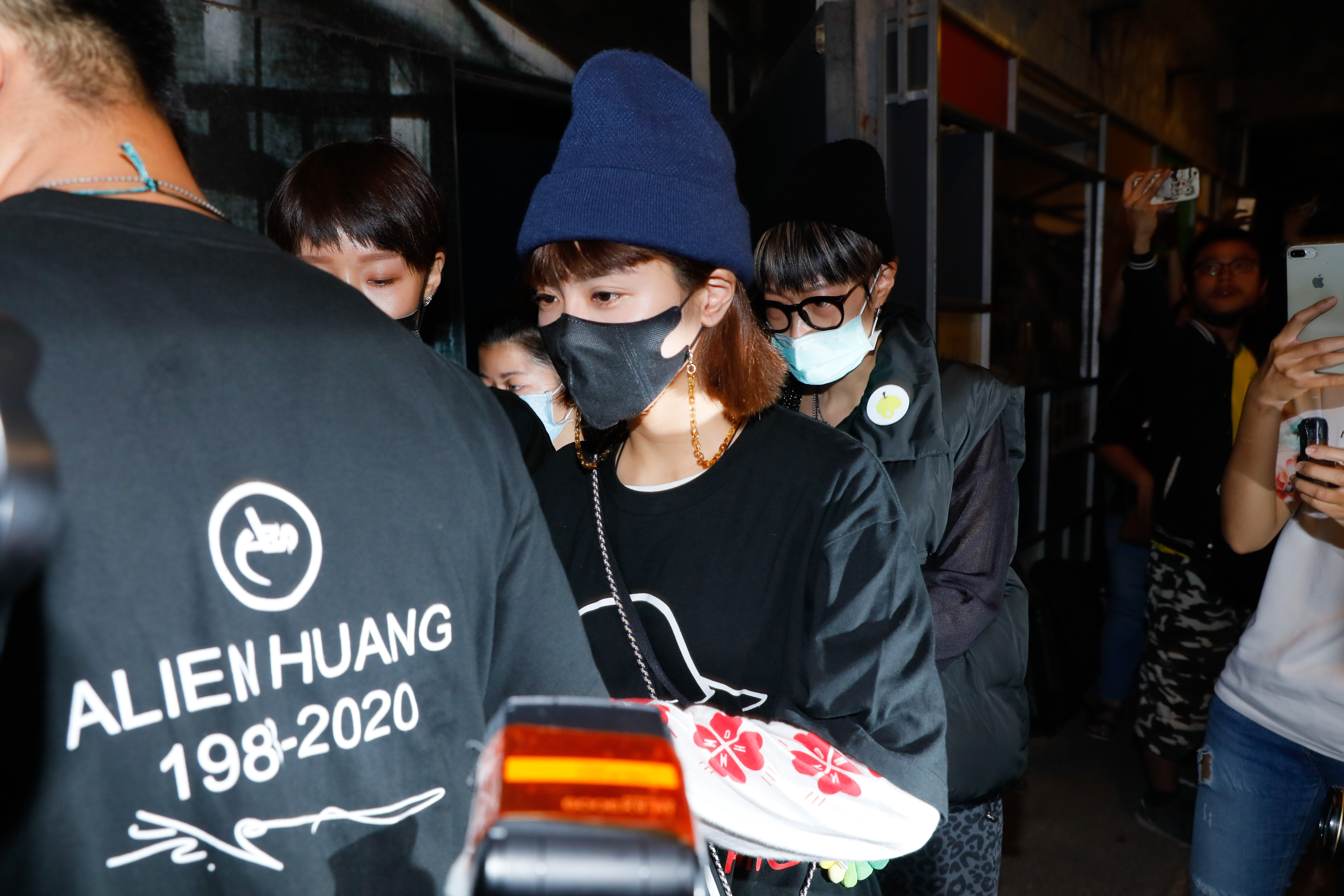 小鬼女友峮峮離開追思會現場時仍不願表達太多心情，僅以「謝謝大家」感謝大家關心後匆匆離開現場。