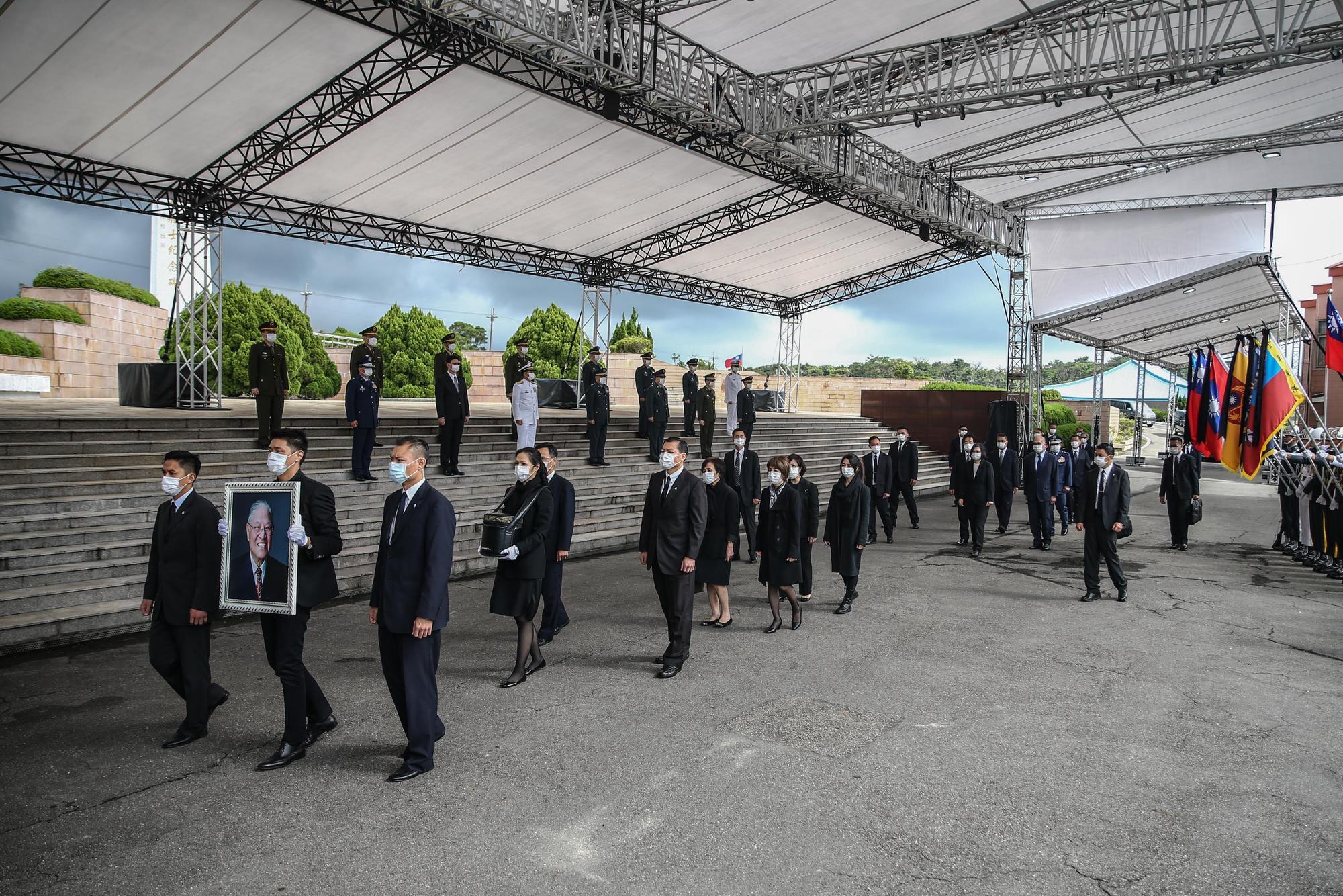總統蔡英文隨後也跟隨在李登輝家屬隊伍後方步入會場。(軍聞社提供)