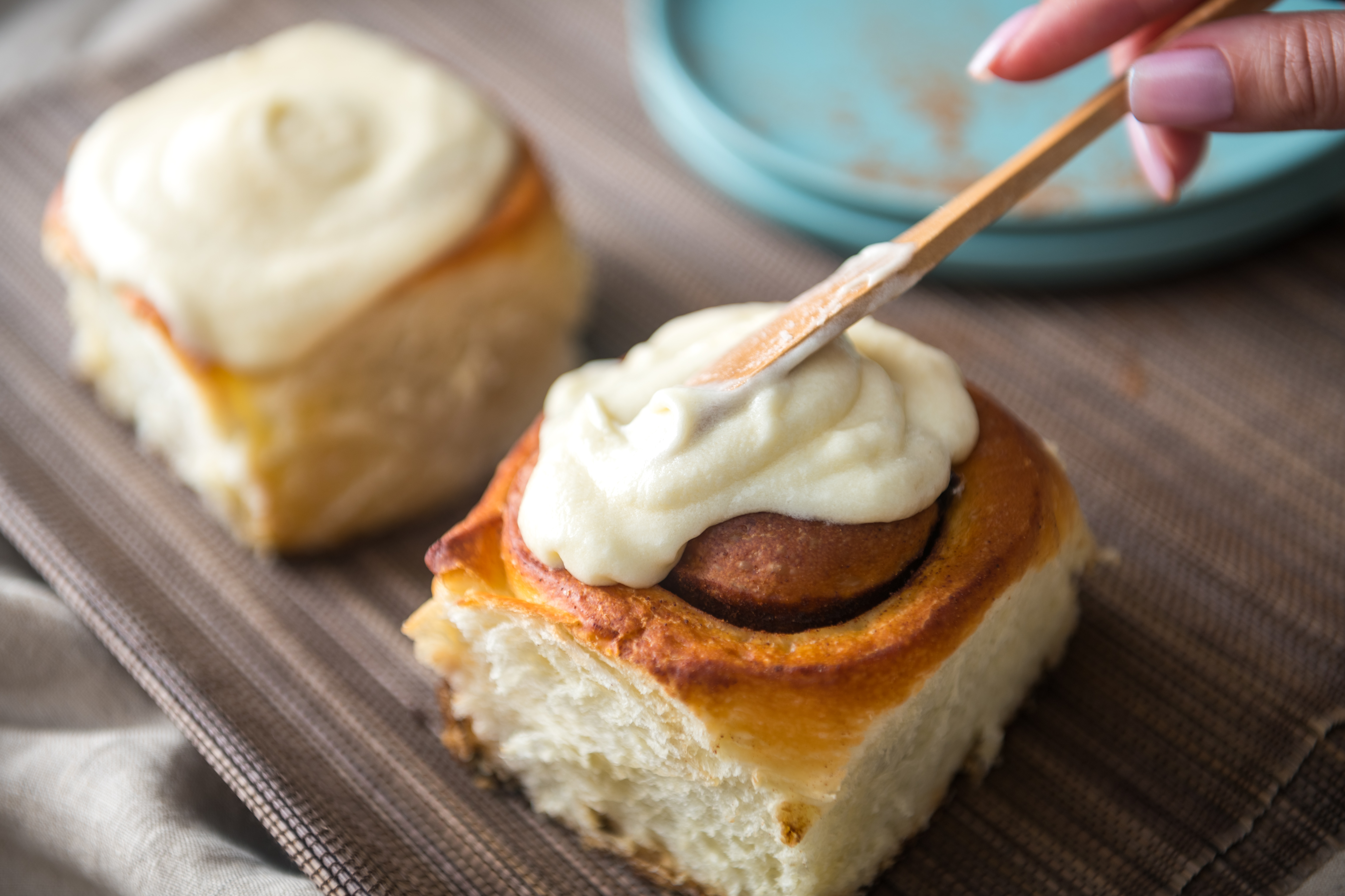 「肉桂卷」人氣超高，頂端抹上奶油起司糖霜，是道地美式吃法。（85元／個）