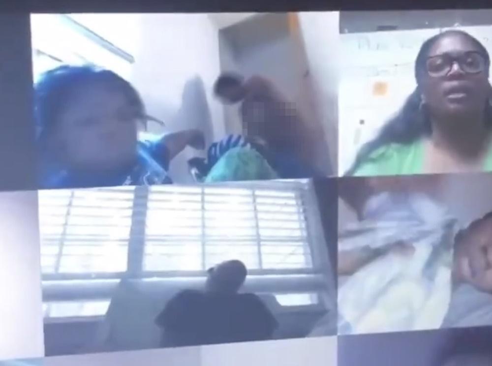 美國一間小學進行網路授課時,一名學生的鏡頭內意外出現全裸女子,讓老師驚嚇狂喊「快關鏡頭」。(翻攝自Young Simba推特)