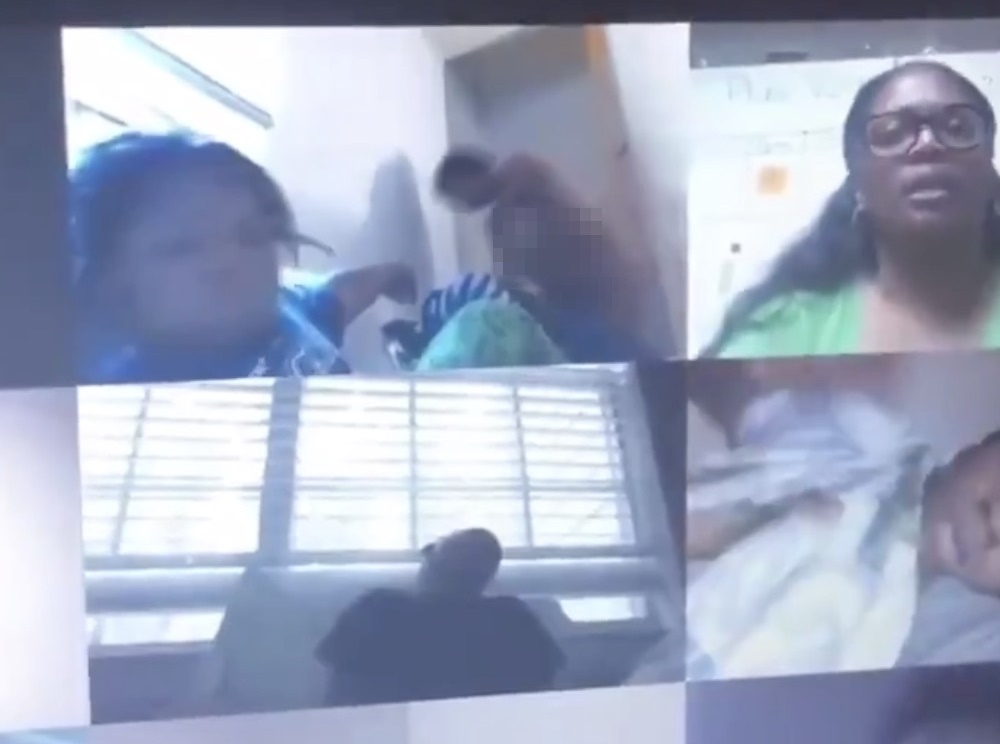 美國一間小學進行網路授課時，一名學生的鏡頭內意外出現全裸女子，讓老師驚嚇狂喊「快關鏡頭」。（翻攝自Young Simba推特）