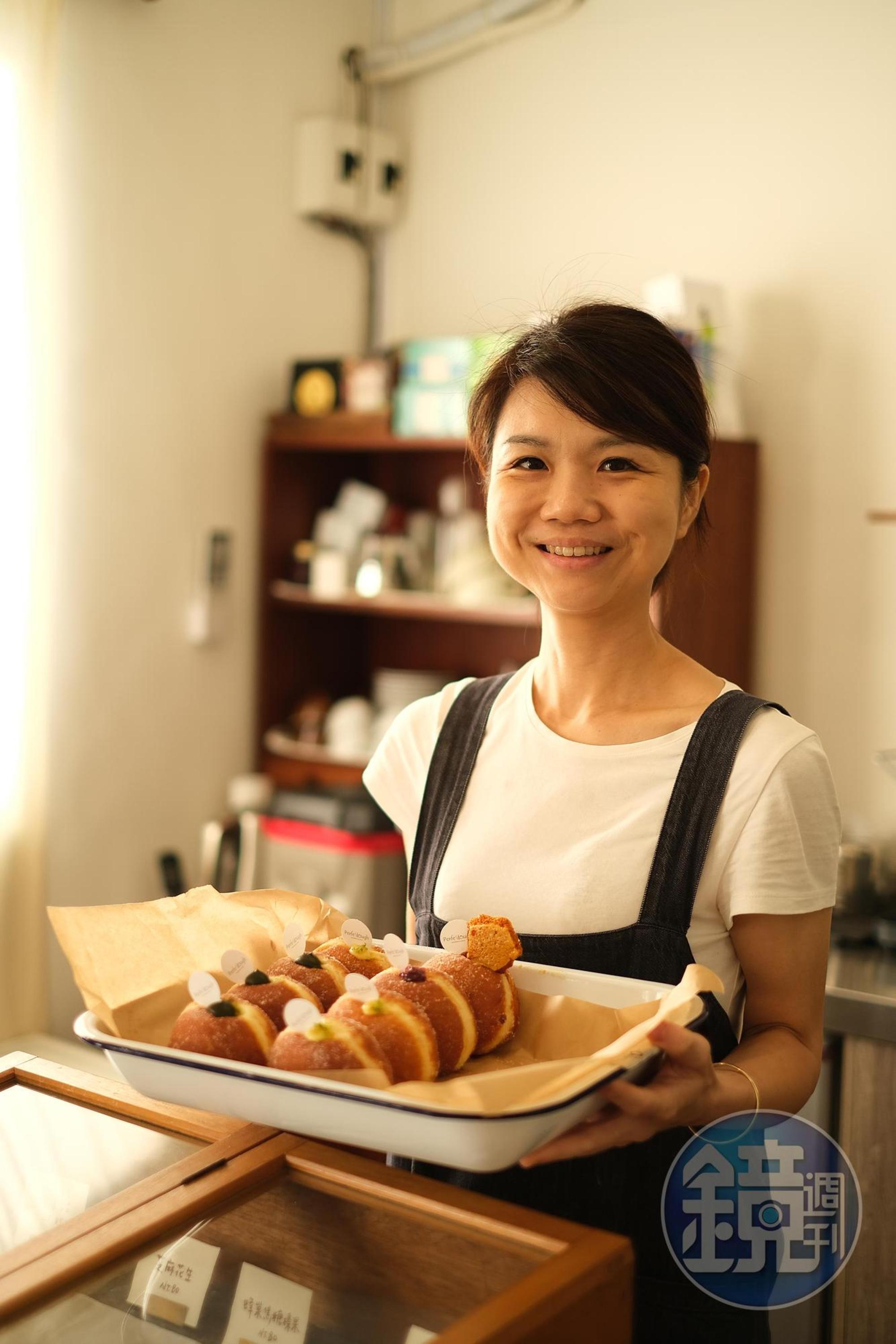 主理人蘇筱秦每日清晨入店,手工揉製、油炸、填餡,一吃即能感受她對甜甜圈的愛。
