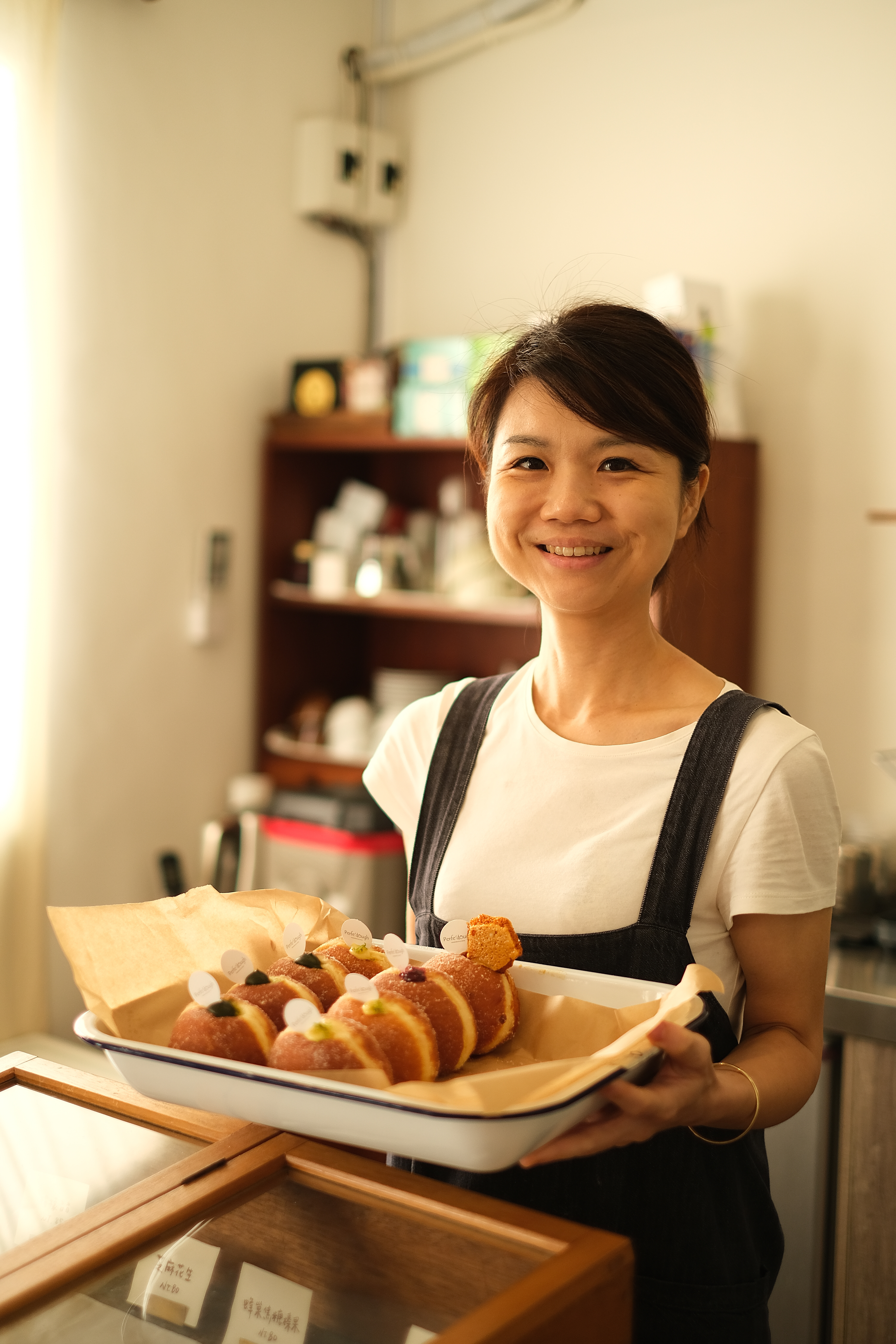 主理人蘇筱秦每日清晨入店，手工揉製、油炸、填餡，一吃即能感受她對甜甜圈的愛。
