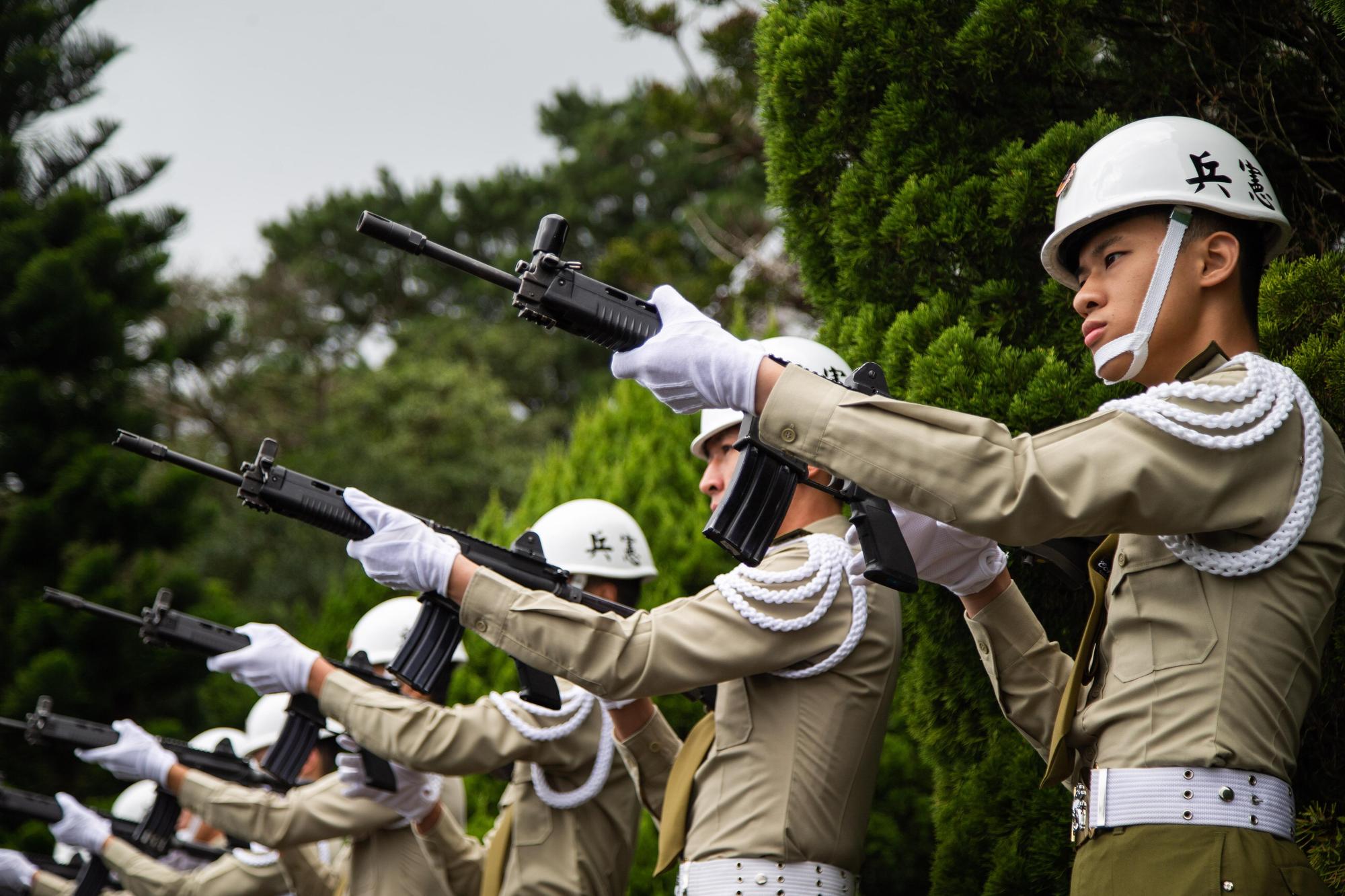 前總統李登輝骨灰奉安儀式執行時,由憲兵鳴喪槍3響。(軍聞社提供)