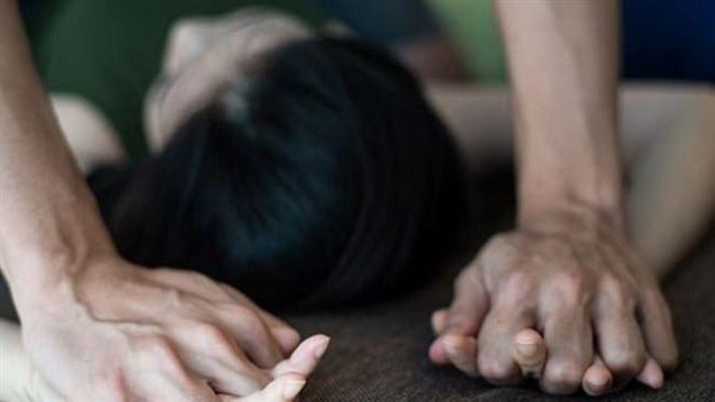 林姓理科碩士邀女同學吃宵夜，卻環抱被害人並且搓揉胸部。（pixabay提供）