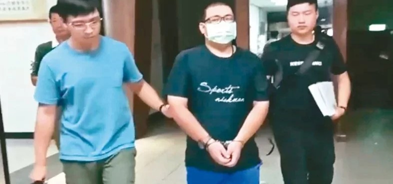 29歲賴姓男子以手機遊戲點數，誘騙10名國小男女學童直播裸體影片。（翻攝畫面）