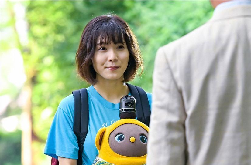 松岡茉優（左）在最後一集中帶著「猿彥」猴子娃娃旅行，逐漸意識到自己對三浦春馬的心意。（翻攝自cinemacafe）