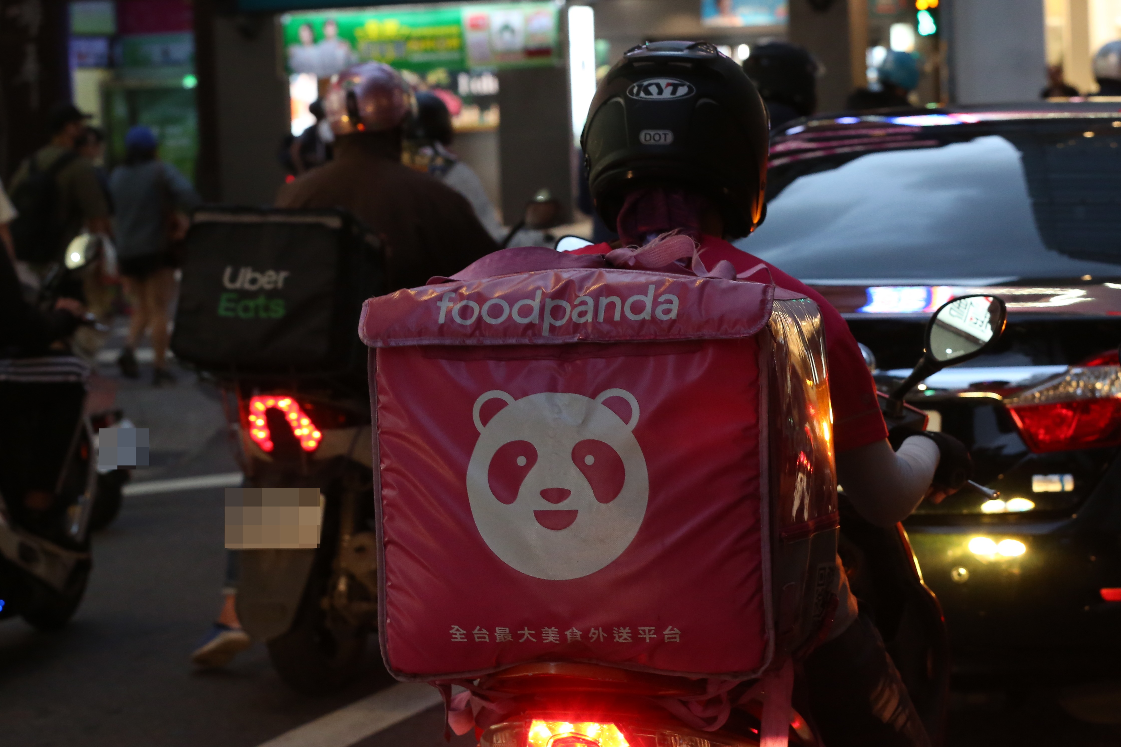 信義區某百貨公司的櫃姊要求外送人員喬裝成客人送餐，引起不滿。（本刊資料照）