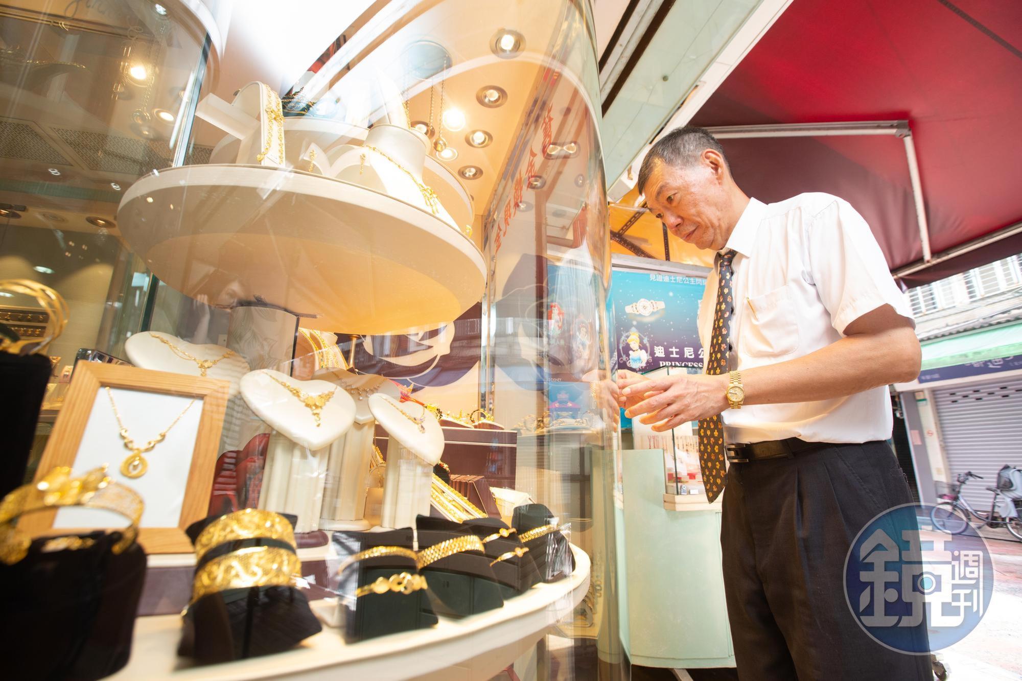 石文信摸黃金摸了45年,一手包辦店內金飾的設計與製作。