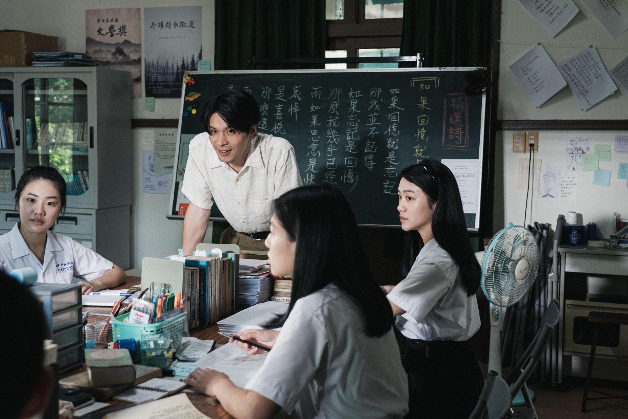 鐘視帝姚淳耀飾演詩社指導老師沈華。(公視提供)