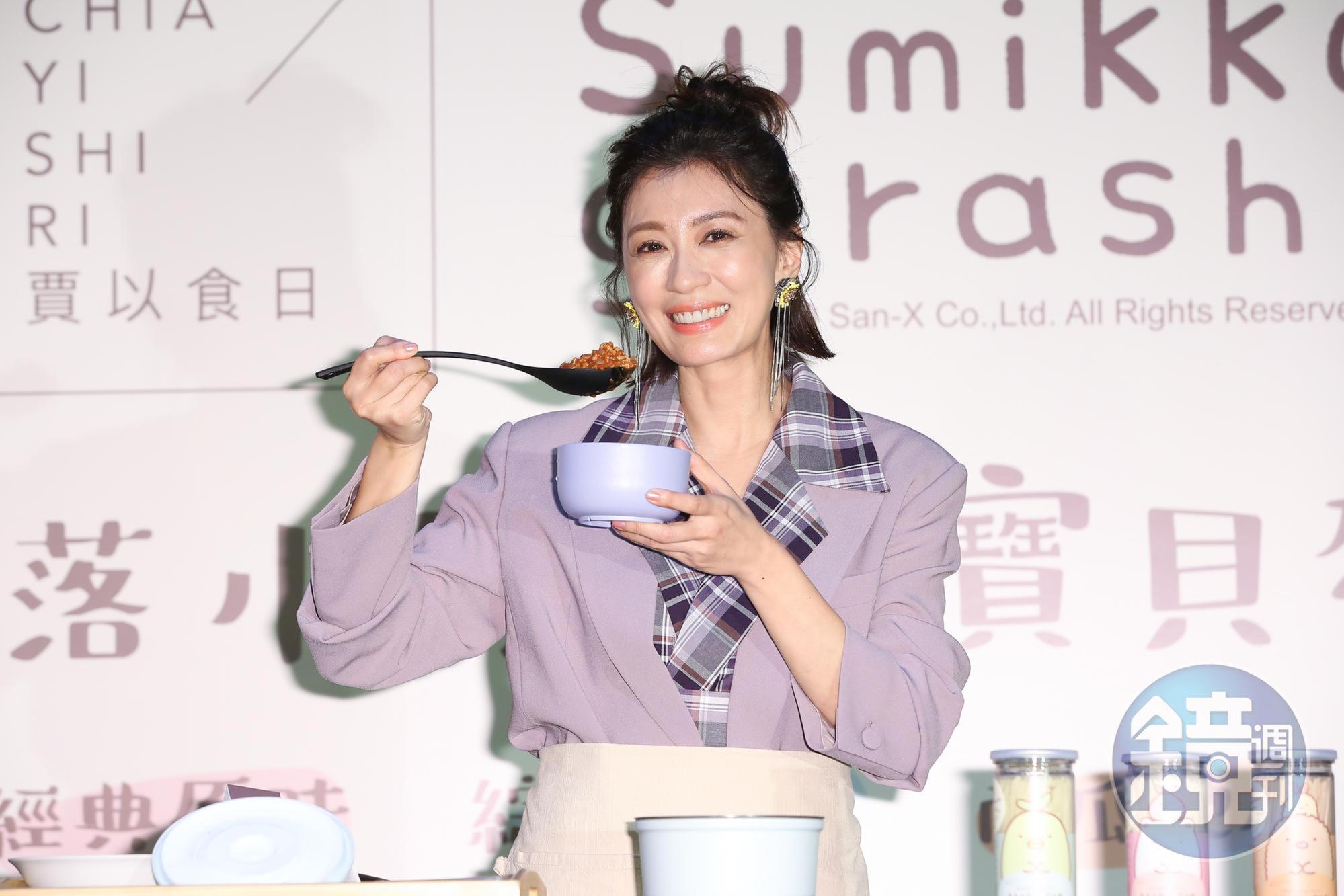 賈靜雯為自家麵食品牌站台。