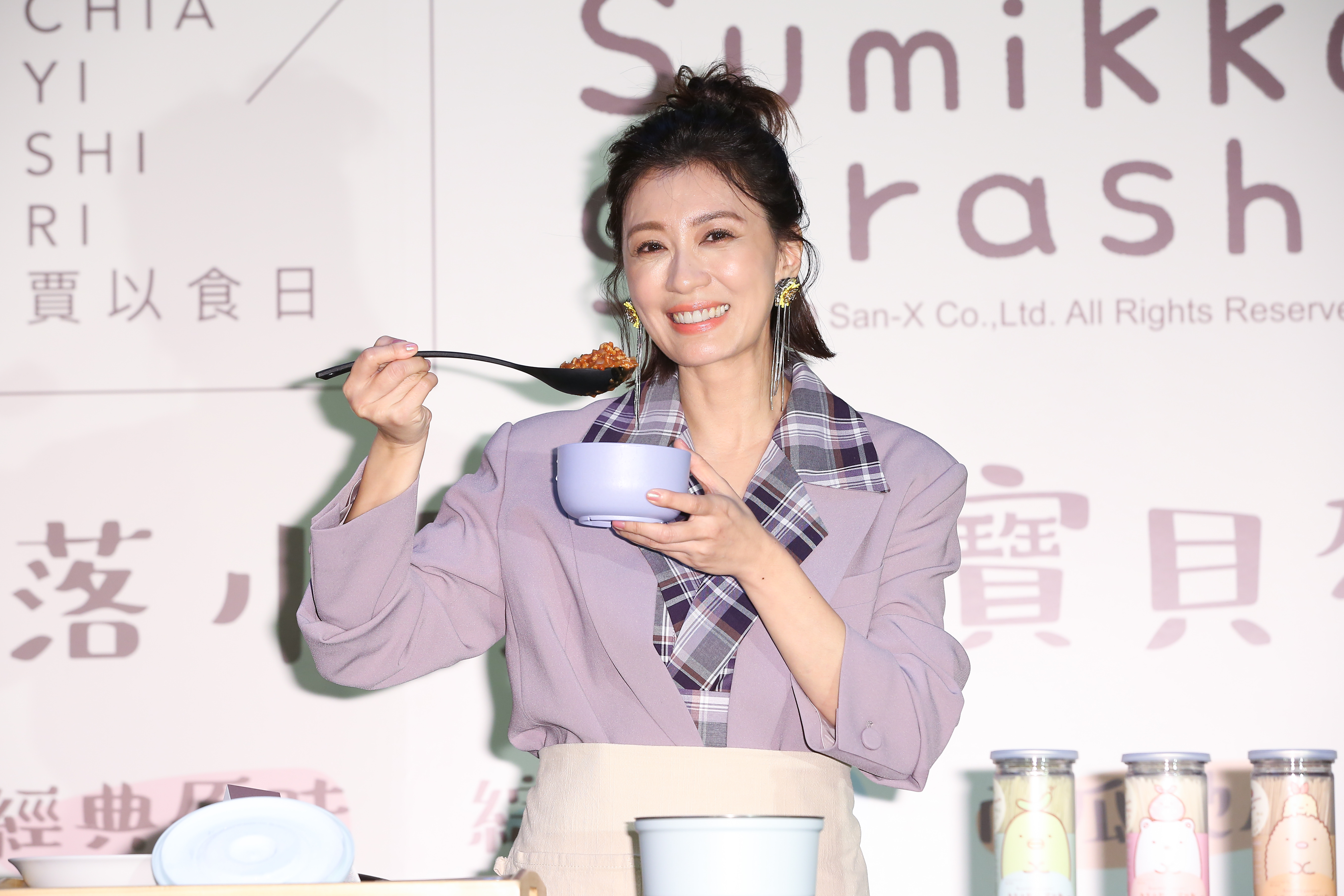 賈靜雯為自家麵食品牌站台。