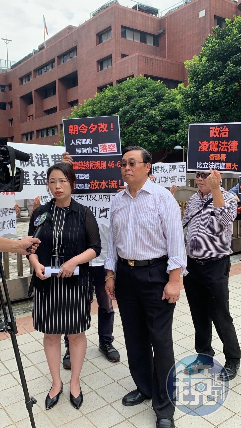 隔音業者前往營建署抗議法規朝令夕改。(讀者提供)