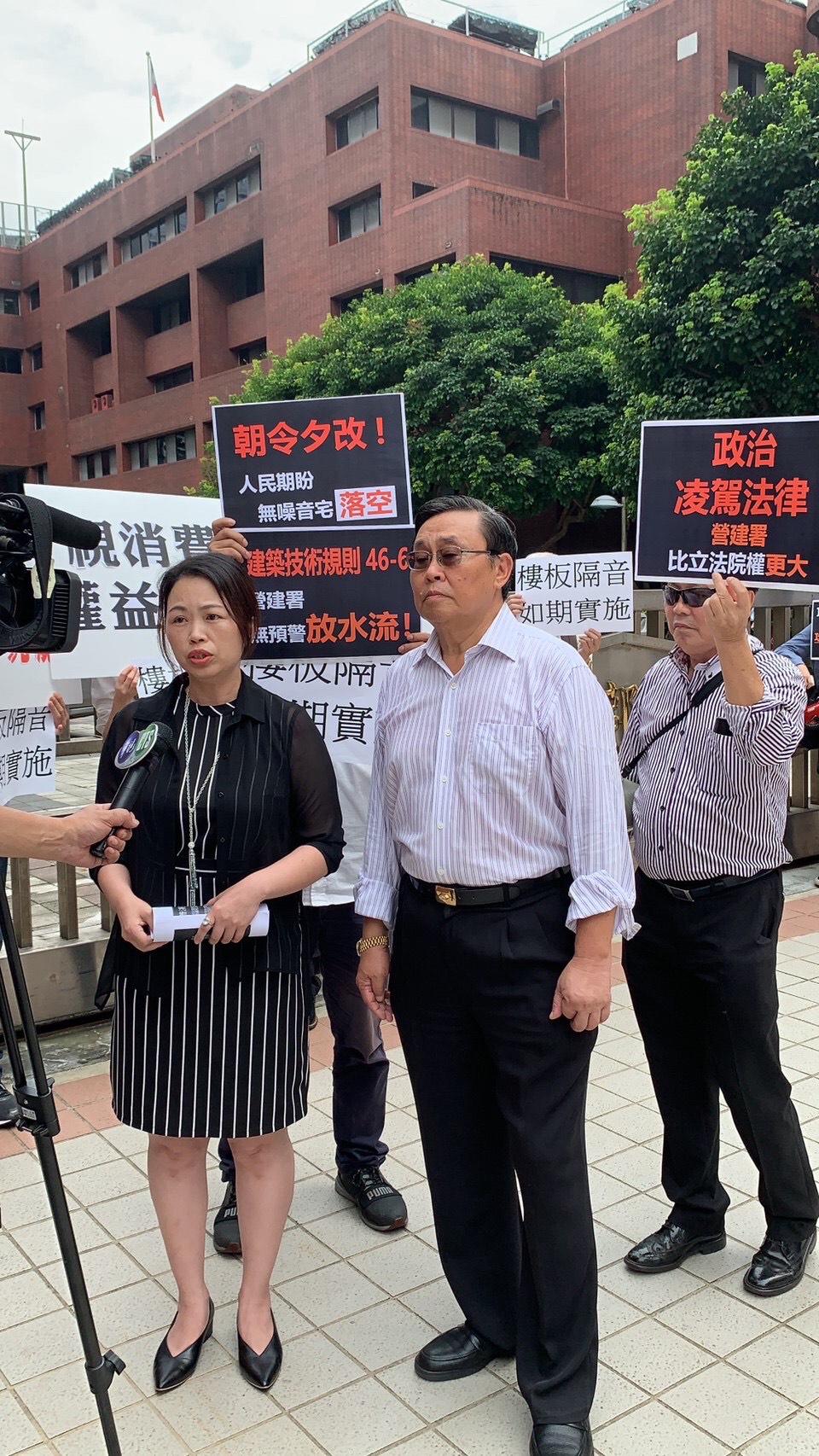 隔音業者前往營建署抗議法規朝令夕改。（讀者提供）
