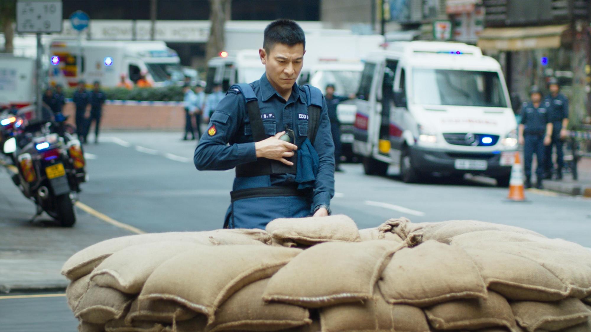 劉德華飾演拆彈專家,卻被警方認為是爆炸案頭號嫌犯,決定自己查明真相。(華映提供)