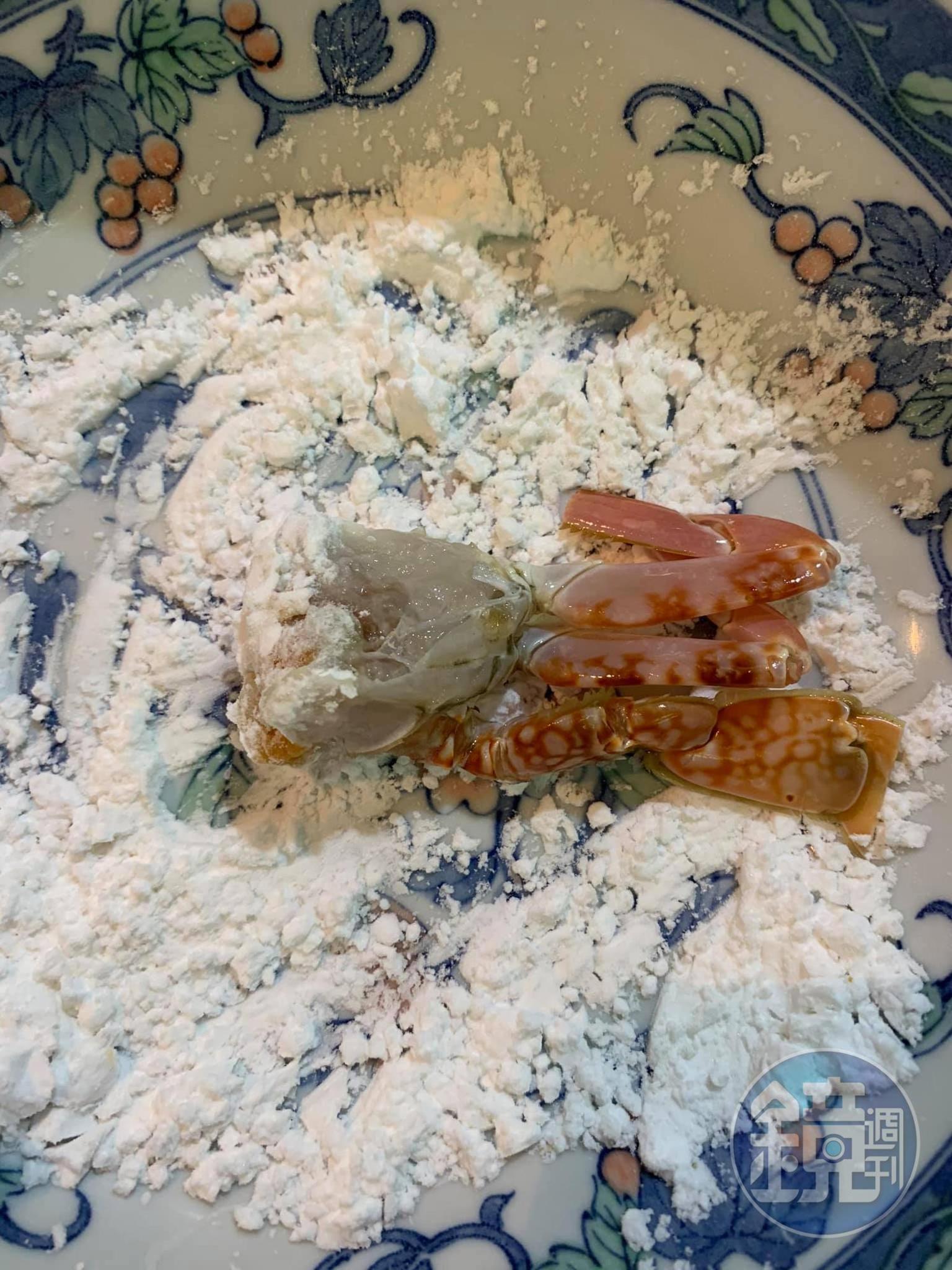 蟹肉要沾粉再炸。