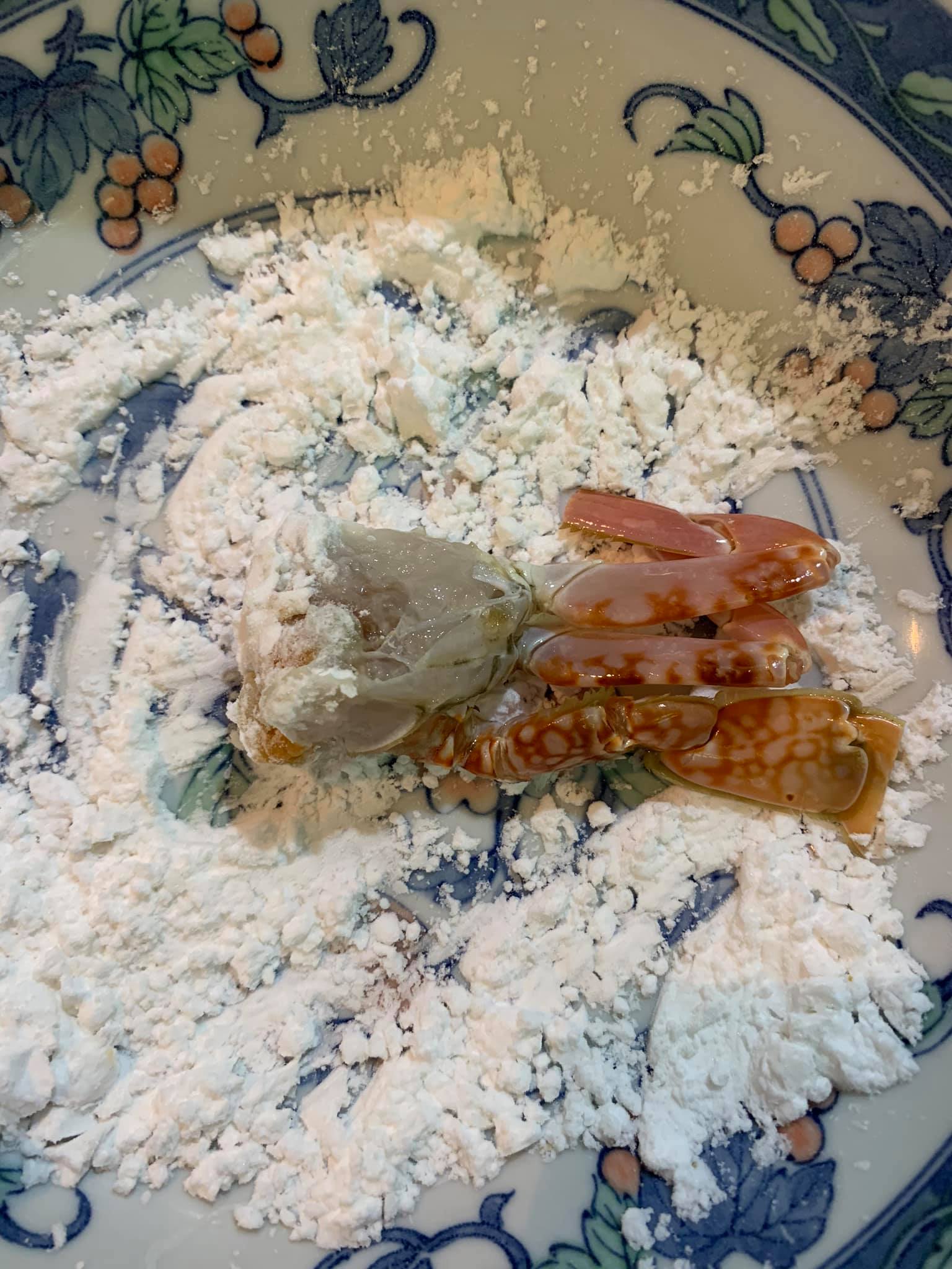 蟹肉要沾粉再炸。