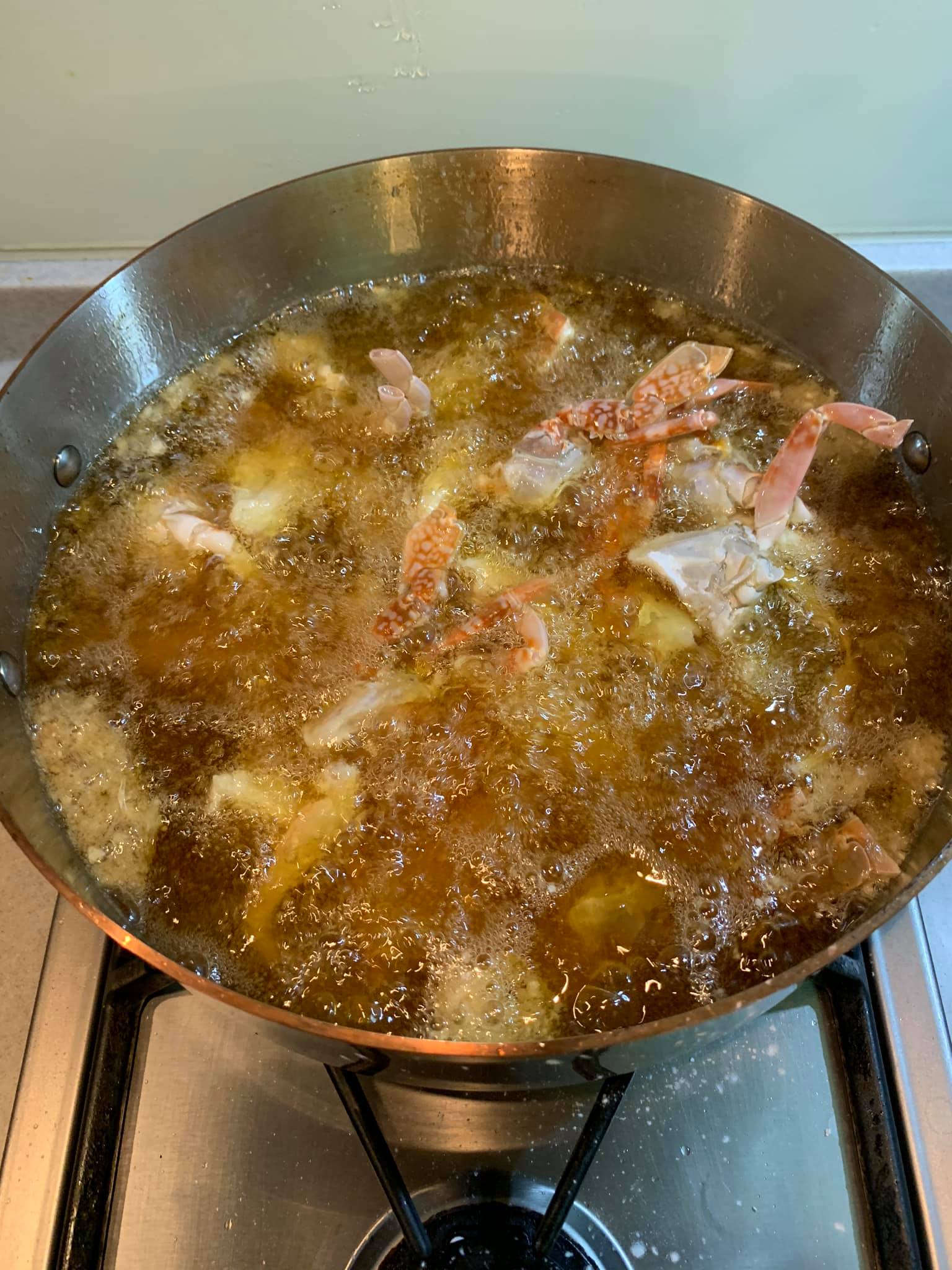 銅鍋入油炸花蟹。