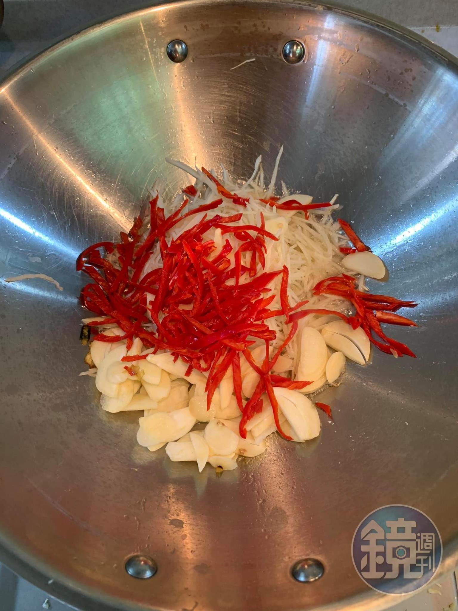 炒薑絲、蒜片、辣椒絲。