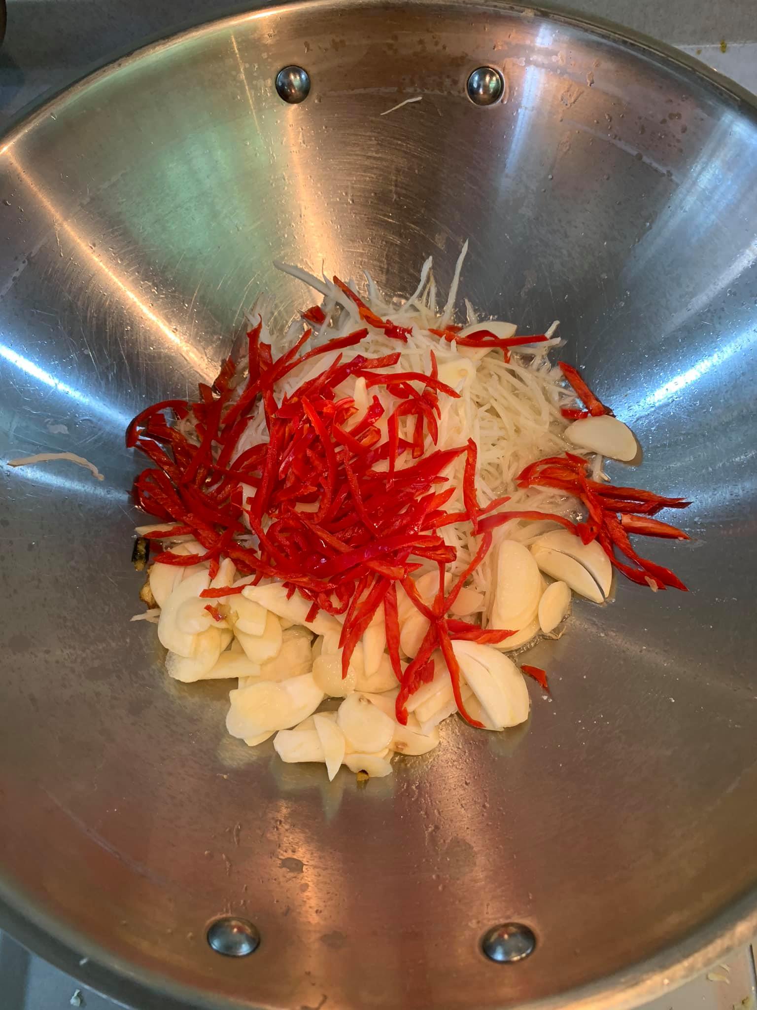 炒薑絲、蒜片、辣椒絲。