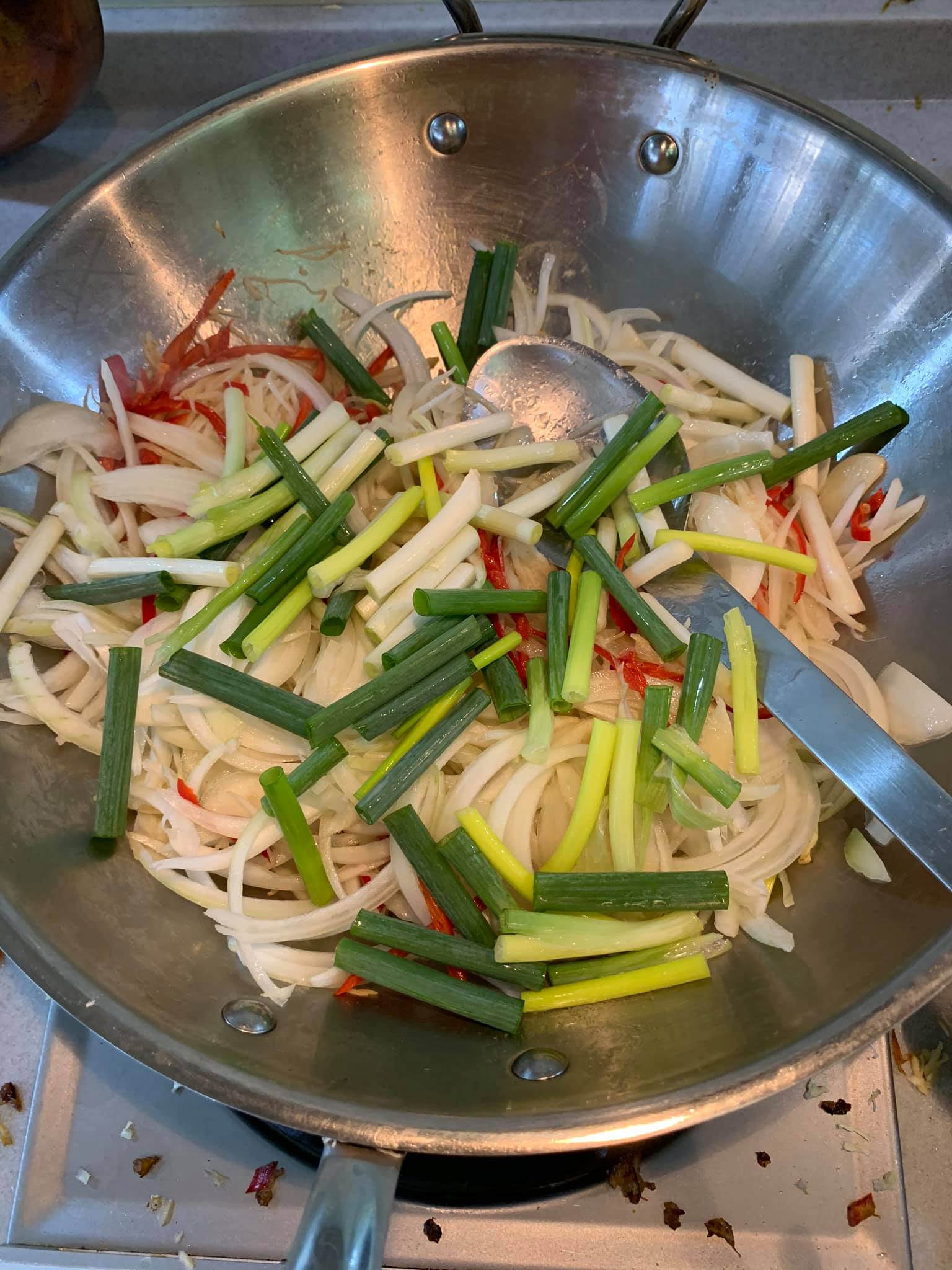洋蔥絲及蔥段入鍋續炒。