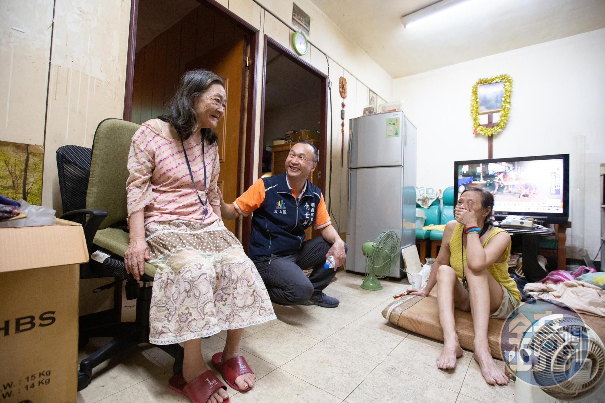 明義里里長仇世屏認為,台灣因少子化而進入高齡化社會,公費老人安養院的申請都需要排隊,而弱勢的獨居老人更為不利,無人照顧下,即便有錢,也不知道如何改善自己的生活環境。