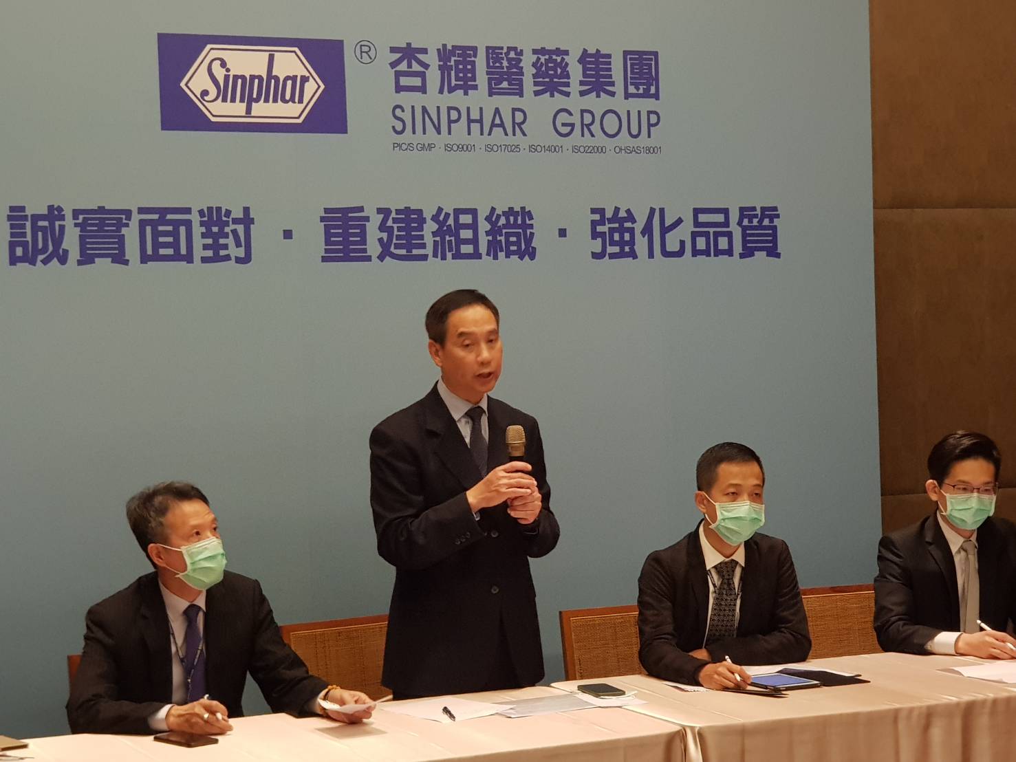 杏輝總經理白友烺召開記者會向大眾道歉，他強調已痛定思痛徹底檢討，全面回收有疑慮產品。