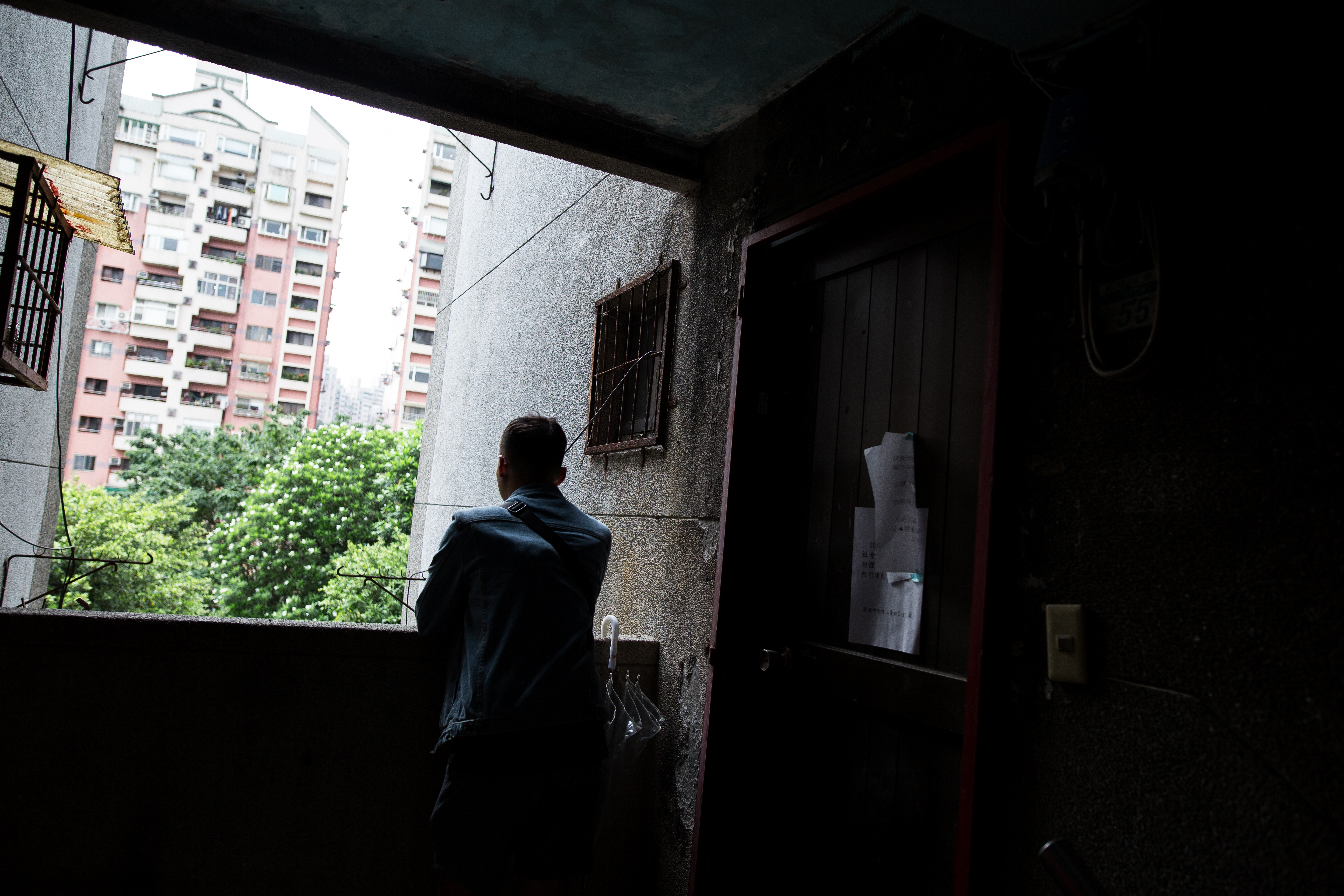 在安康平宅成長的孩子，多因為環境與家庭因素而缺乏認同感。