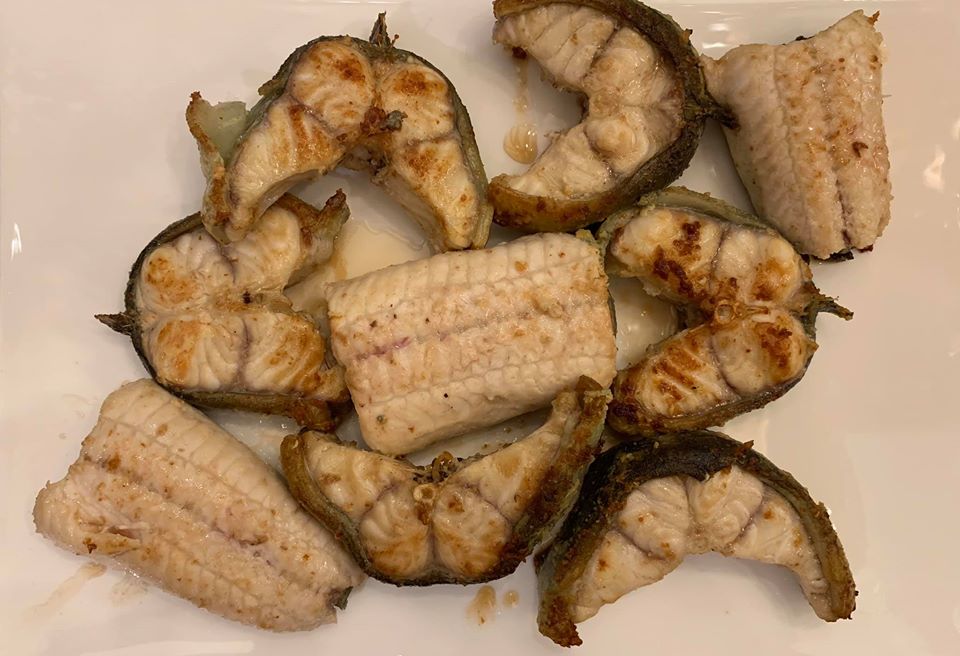 在大板根吃到香煎鱸鰻，讓我勾起童年回憶，回家做了這道「麻油香煎野生鱸鰻」，最好吃的是中段帶骨的肉。