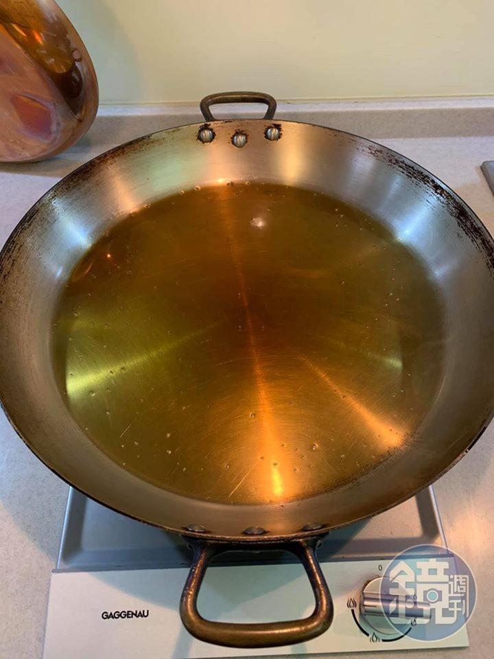 麻油入鍋。