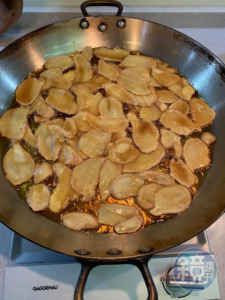 用中小火先煎香薑片。