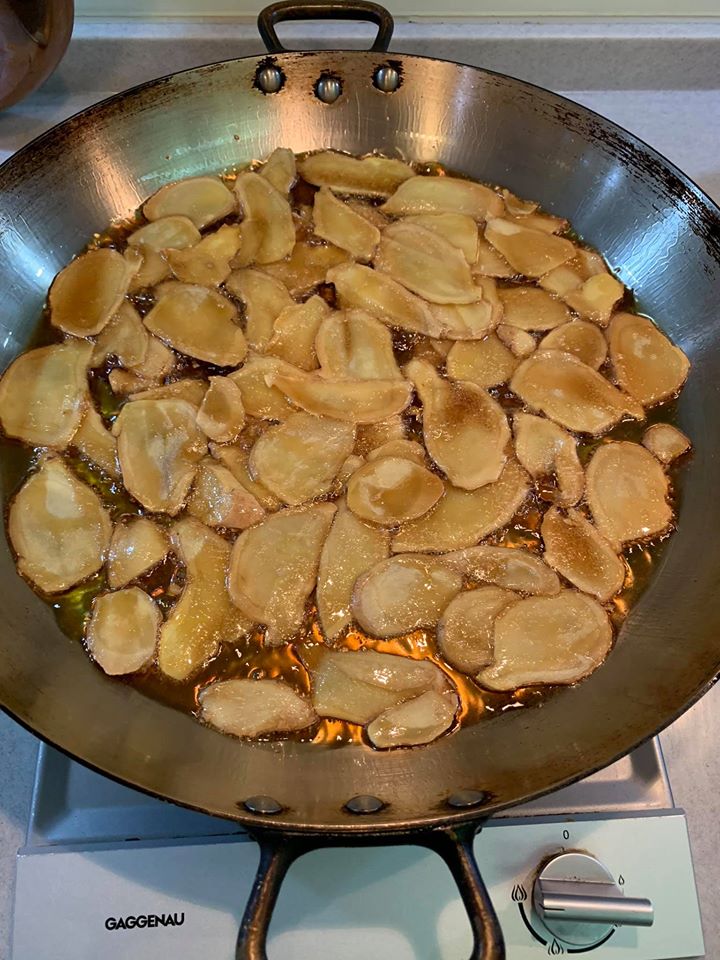 用中小火先煎香薑片。