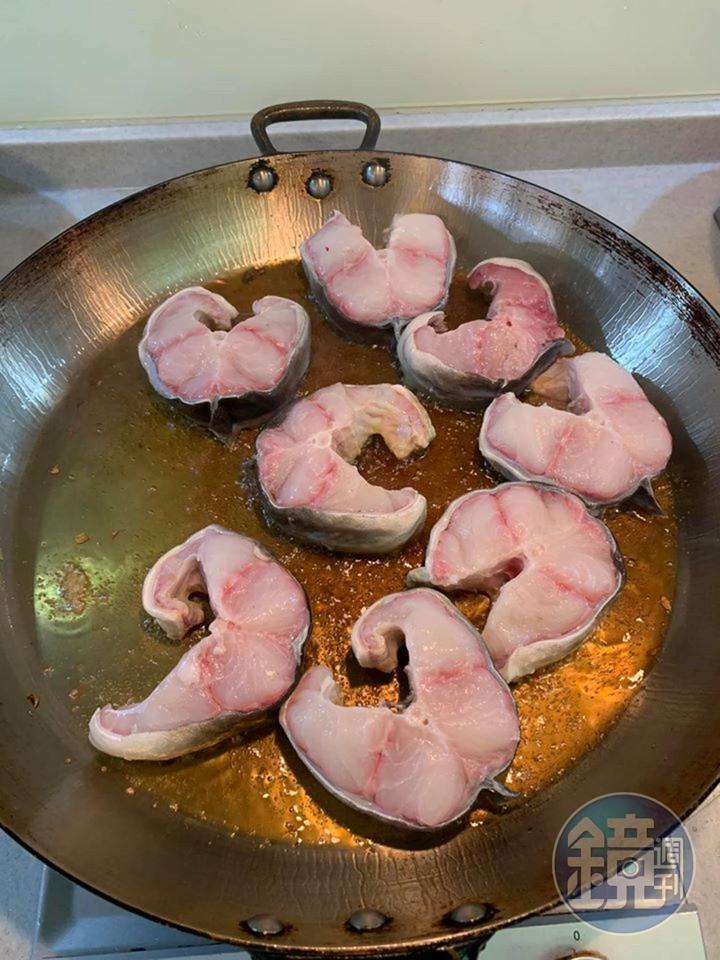 撈起薑片後先煎鱸鰻中段。