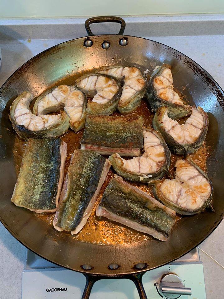 逐一翻面煎香。
