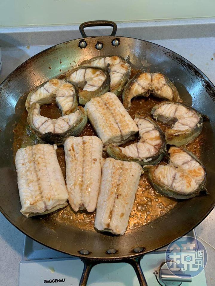 在煎好的鱸鰻上撒鹽、滴米酒。