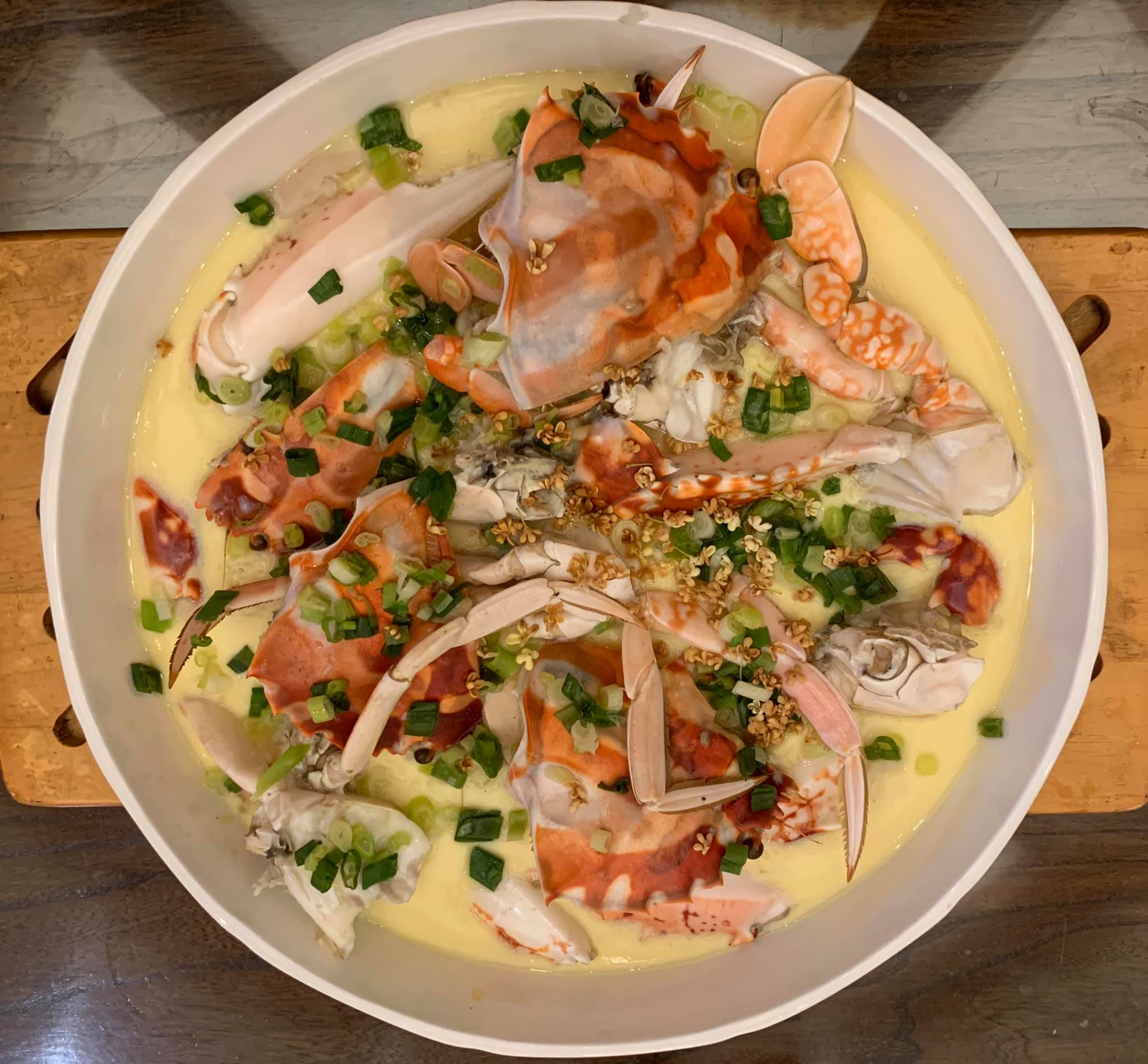 因為家裡有種桂花，我在「花蟹蒸蛋」上撒了現採的桂花，滿是秋天的香氣。