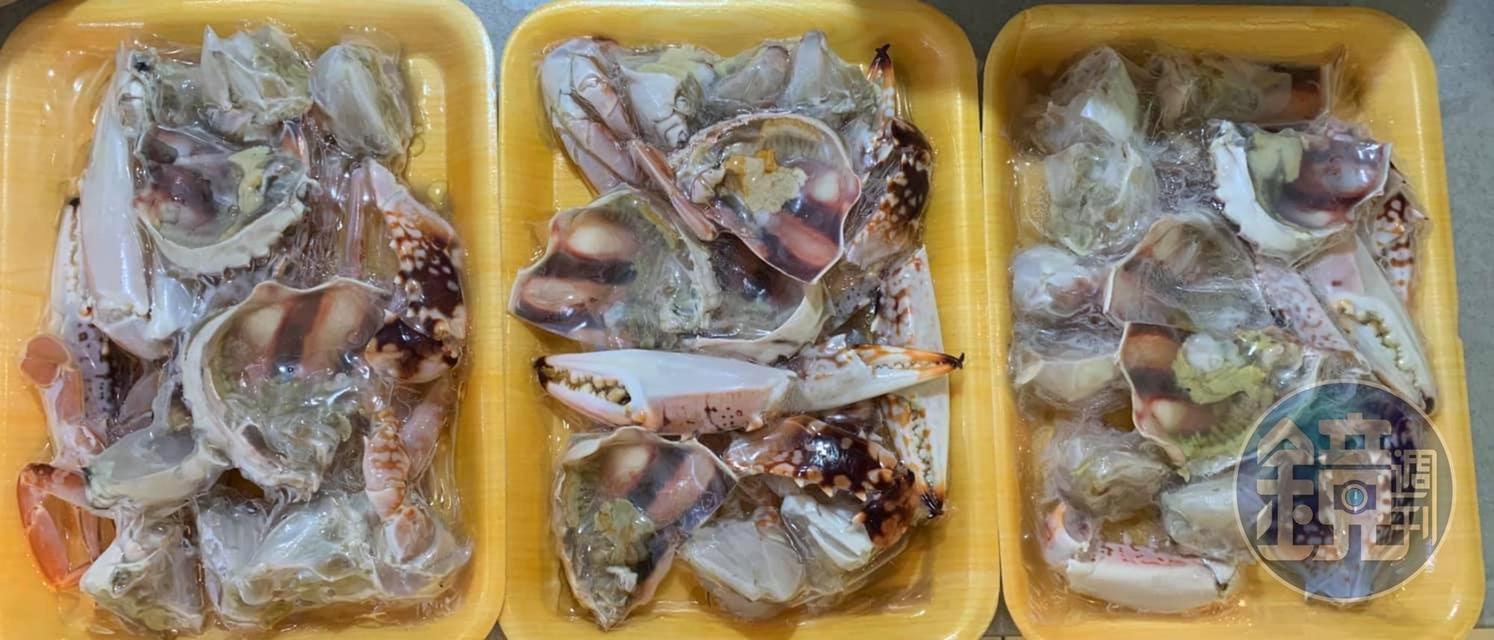 五隻花蟹刴塊備用。