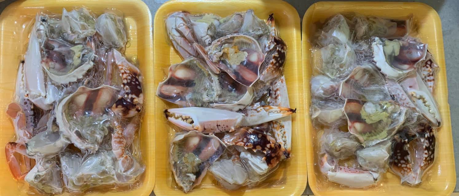 五隻花蟹刴塊備用。