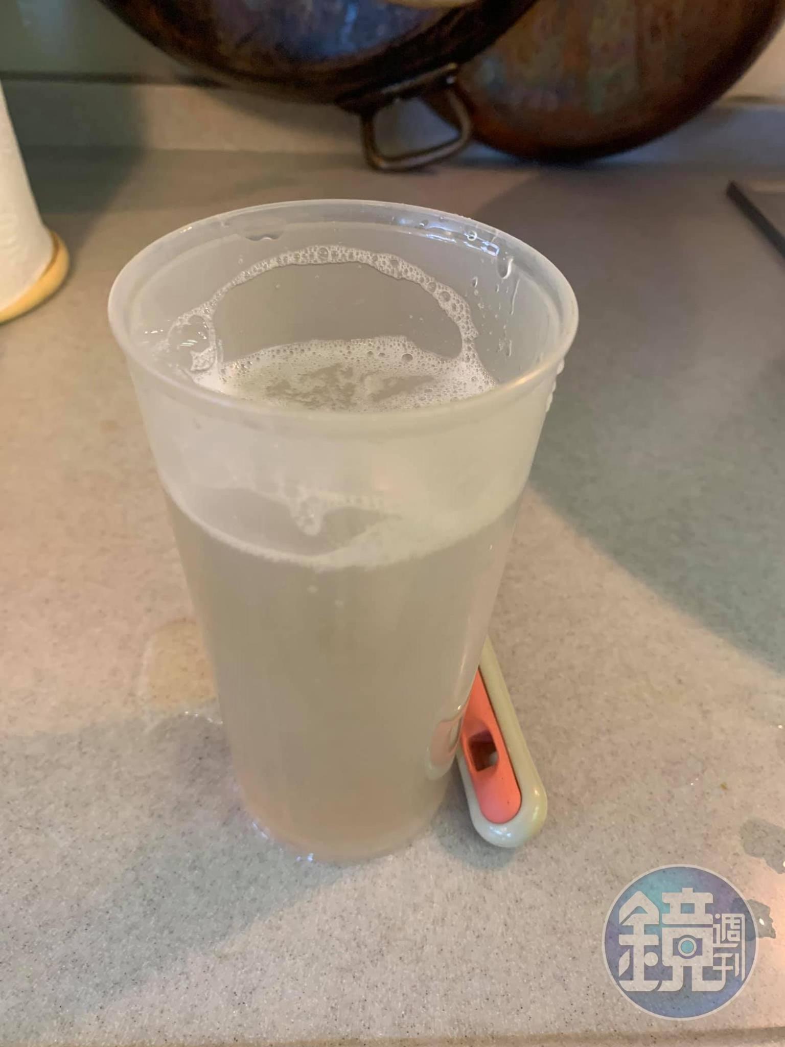 準備2杯清水。