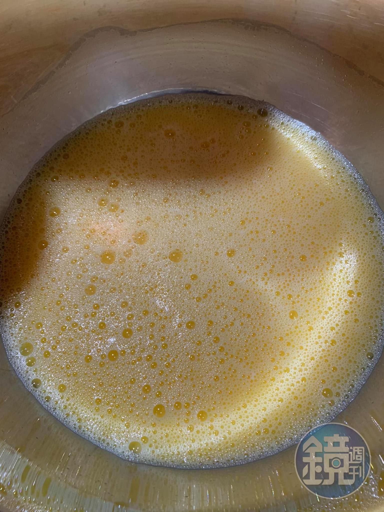 12顆雞蛋加2杯水打勻,得到蛋汁後調味。