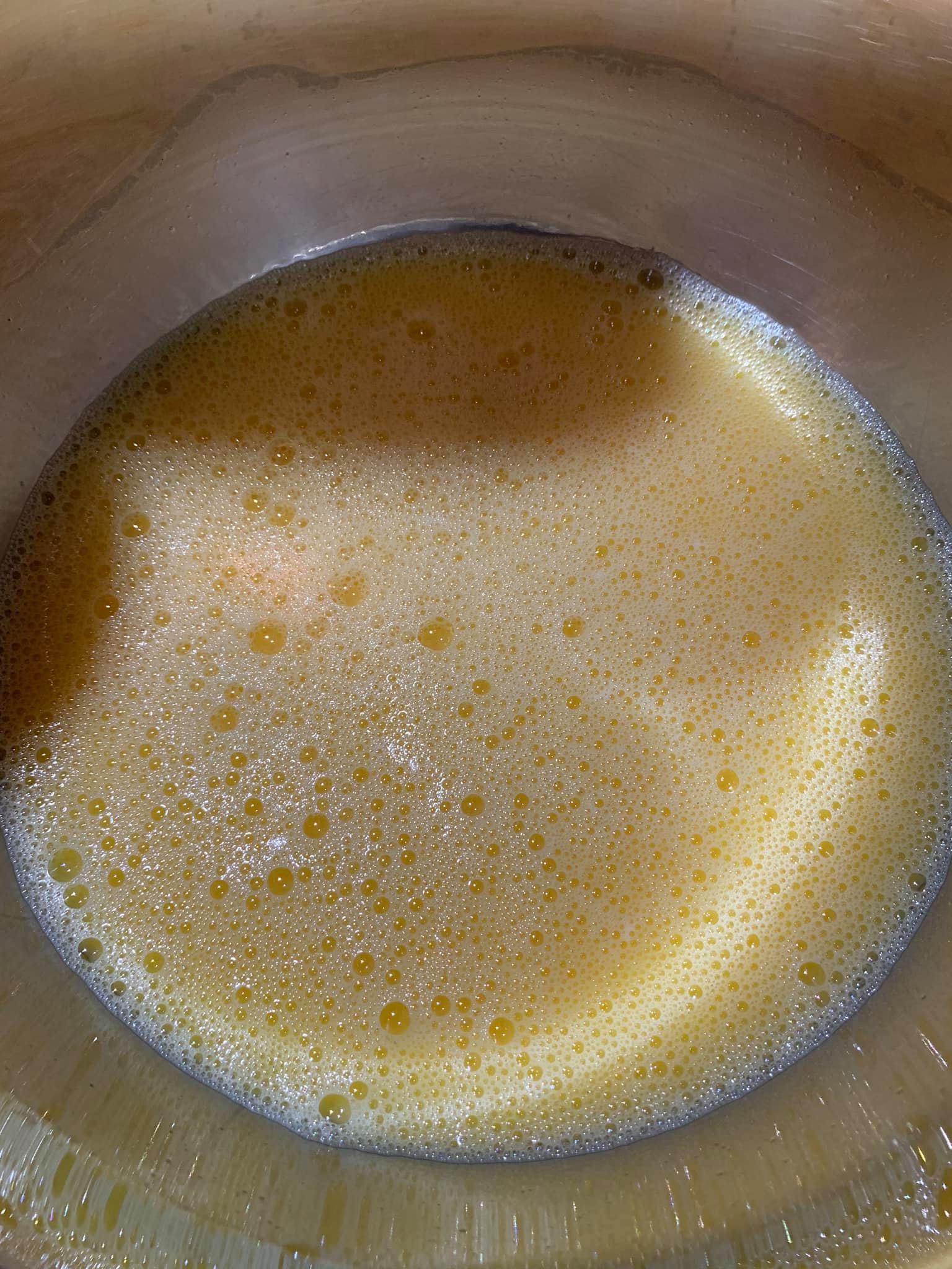 12顆雞蛋加2杯水打勻，得到蛋汁後調味。