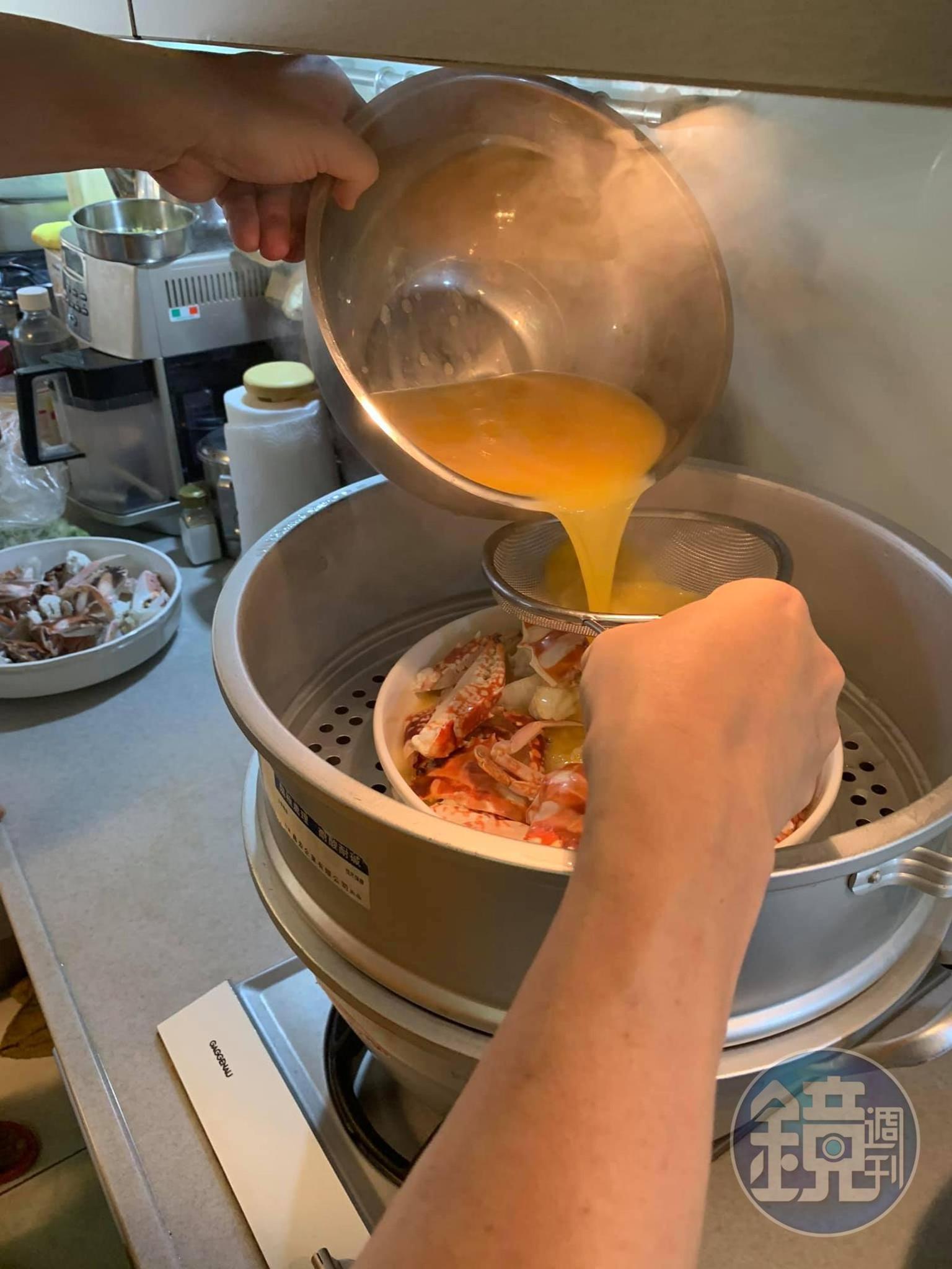 蒸8分鐘後,蛋汁過篩注入盤中。