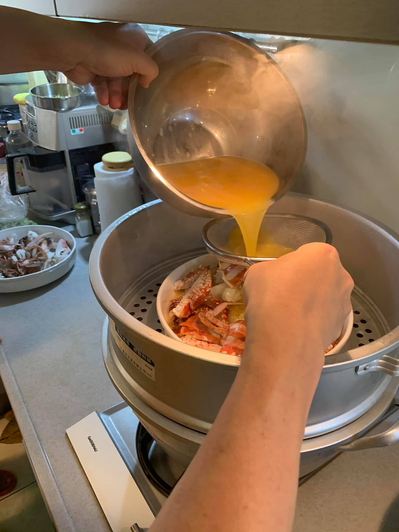 蒸8分鐘後，蛋汁過篩注入盤中。