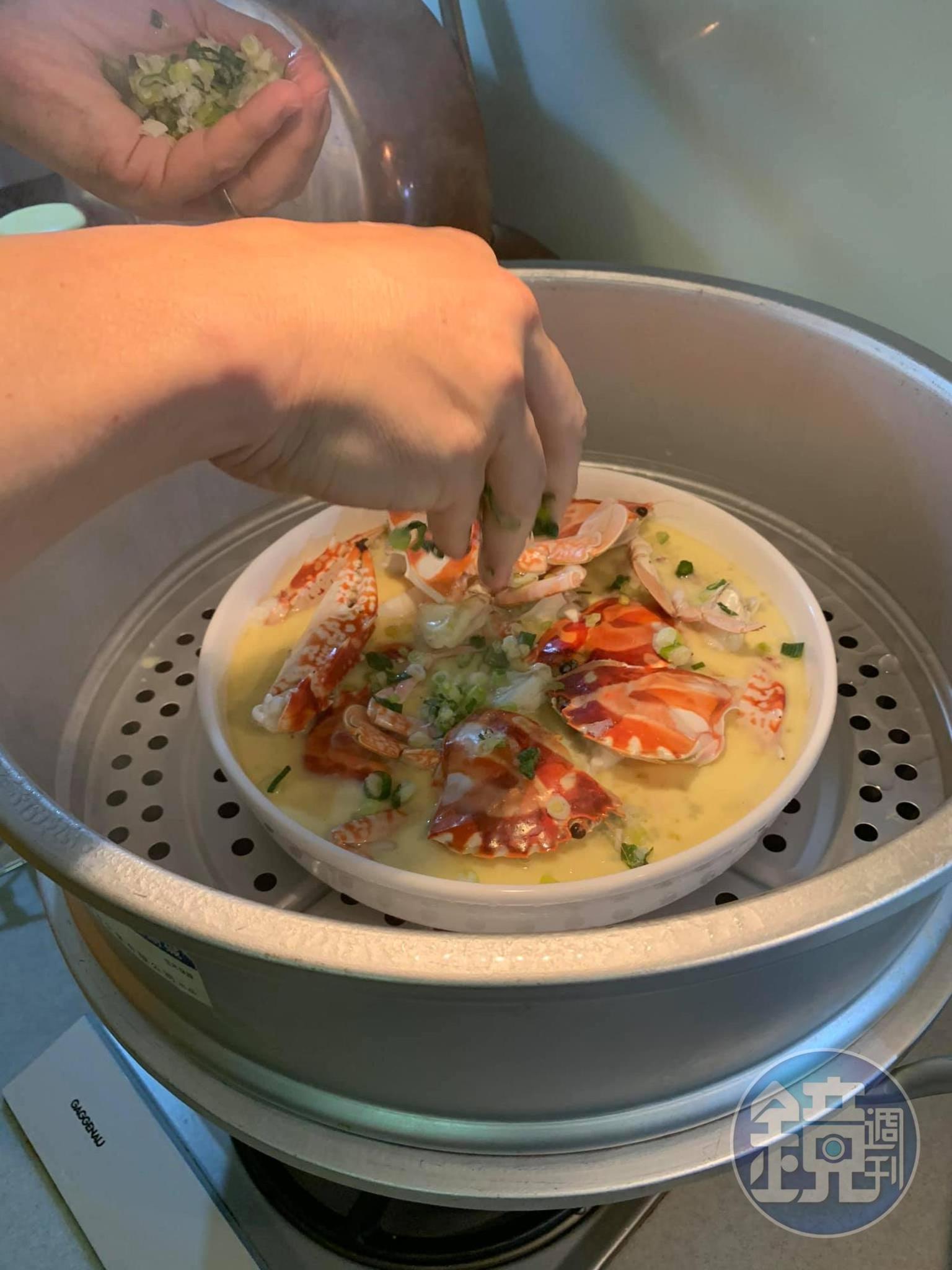 10分鐘後撒上蔥花。